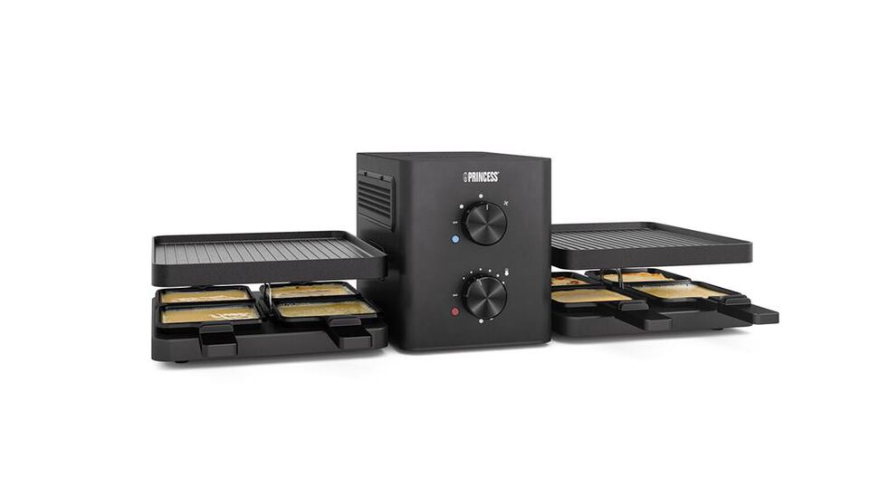 ¿Disfrutando de una comida acogedora sin olores gourmet persistentes? Puedes hacerlo con la nueva Princess 162660 Raclette Purify, equipada con un sistema de purificación de aire integrado. ¡Esta innovadora raclette es la primera de su tipo con un sistema de filtración de aire integrado, lo que te permite disfrutar de una velada de cocina gourmet sin olores indeseados en tu hogar! Con espacio para 8 personas y partes convenientes y desmontables, la Raclette Purify es ideal para grupos grandes, y su almacenamiento no ocupará mucho espacio.