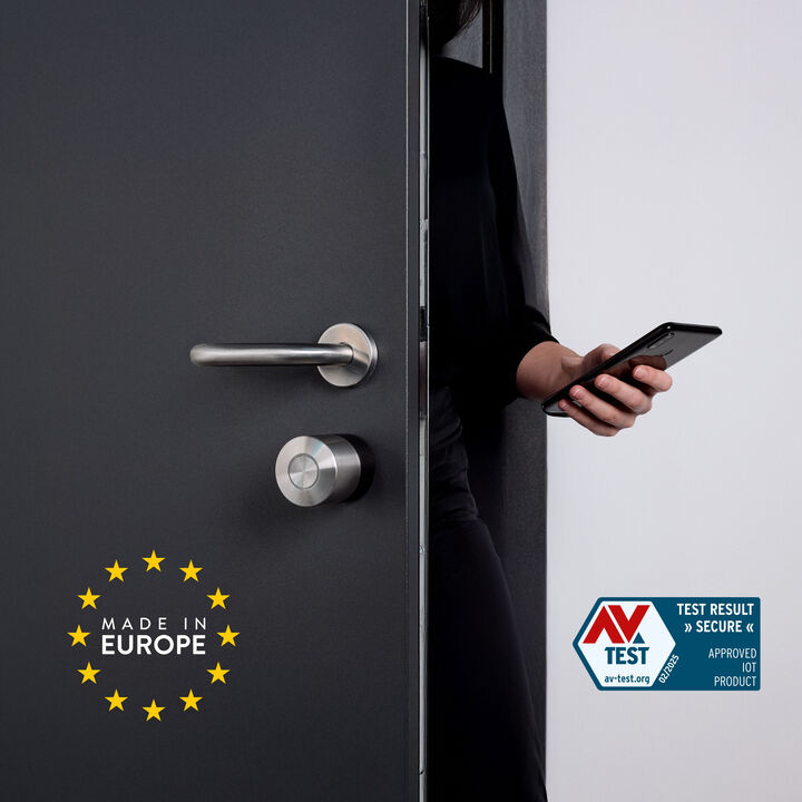 Smart Lock Pro es la cerradura inteligente adaptable m&aacute;s avanzada de Nuki. El motor sin escobillas de &uacute;ltima generaci&oacute;n proporciona velocidades de bloqueo y desbloqueo extremadamente r&aacute;pidas.

La instalaci&oacute;n es r&aacute;pida y sencilla: m&oacute;ntalo sobre la cerradura existente en cuesti&oacute;n de minutos, sin necesidad de modificaciones. El WiFi integrado elimina la necesidad de hub o puentes externos para el acceso remoto. Aprovecha Matter para la integraci&oacute;n sencilla con los principales sistemas Smart Home como Google Home, Apple Home, Amazon Alexa o Homey.