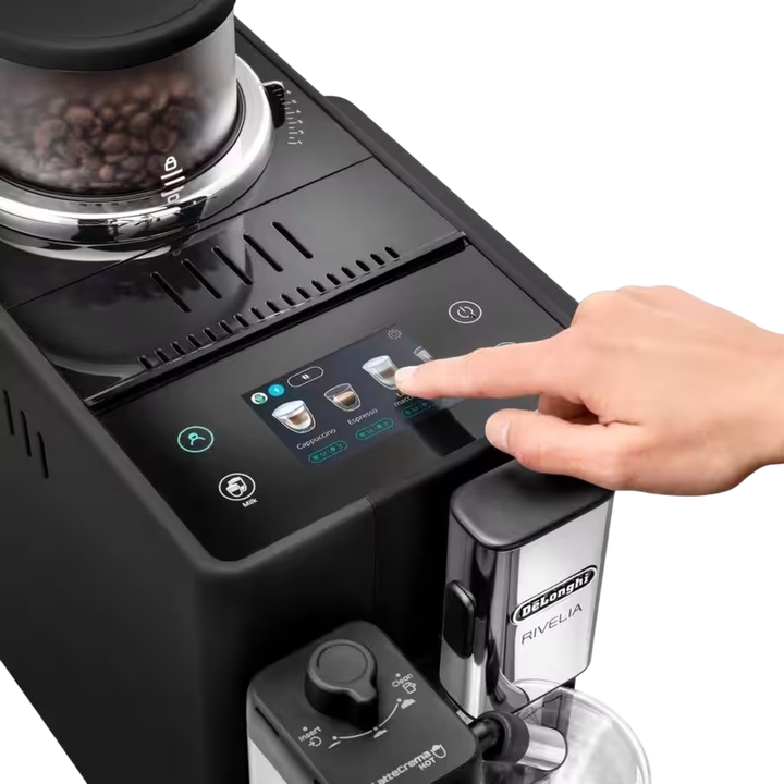 Sumérgete en el mundo del café con Rivelia. Explora infinitas variedades de granos con el sistema Bean Switch;
disfruta de una experiencia envolvente con una pantalla táctil a todo color de 3,5 pulgadas, con animaciones detalladas y rutinas de café adaptadas a ti. Remata tus bebidas con leche con una espuma fina y abundante gracias a la tecnología LatteCrema Hot, en una máquina compacta que se adapta a tu estilo.