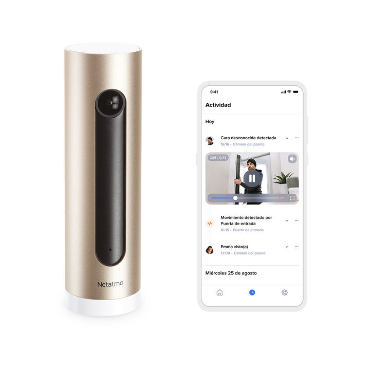 Gracias a su sistema de notificaciones inteligentes, tu cámara interior inteligente te envía a tu smartphone una alerta en tiempo real si se produce una intrusión en tu casa. Su tecnología de reconocimiento facial y su función de "Detección de mascotas" le permiten distinguir entre desconocidos, tus seres queridos y animales
