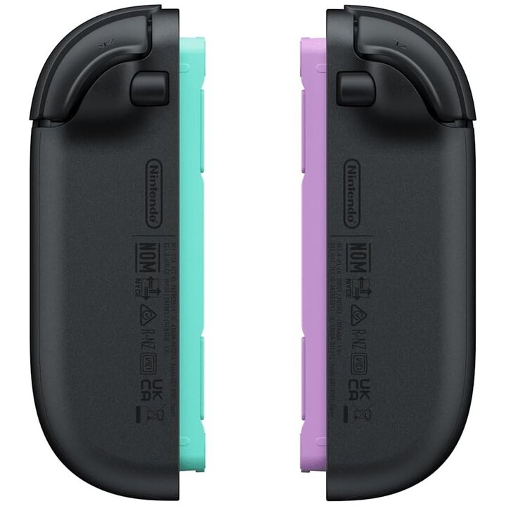 JOY-CON 2 PAREJA P&Uacute;RPURA/VERDE MANDOS PARA NINTENDO SWITCH 2 VERSI&Oacute;N ESPA&Ntilde;OLA GARANT&Iacute;A EUROPEA EUROPEAN WARRANTY

&laquo;Estos mandos solamente se pueden usar con la consola Nintendo Switch 2&raquo;

Juego de mandos Joy-Con 2 (morado claro / verde claro). Incluye dos correas de los mandos Joy-Con 2.

Este juego de mandos incluye dos Joy-Con 2 (uno derecho y uno izquierdo), junto con un par de correas. Es perfecto para jugar en modo multijugador local con otra persona en t&iacute;tulos compatibles.

Los mandos Joy-Con 2 se han actualizado y no solo permiten usar f&aacute;cilmente los controles de movimiento, sino que tambi&eacute;n cuentan con vibraci&oacute;n HD 2, as&iacute; como un nuevo bot&oacute;n C para acceder f&aacute;cilmente a GameChat* y la opci&oacute;n de usar el nuevo modo rat&oacute;n en juegos compatibles.

Potencia tu juego y usa amiibo en tu Nintendo Switch 2 tocando el punto de contacto NFC a la derecha del mando Joy-Con 2.
* Para utilizar los servicios en l&iacute;nea, debes crear una cuenta Nintendo y aceptar el contrato correspondiente. Se aplica la pol&iacute;tica de privacidad de la cuenta Nintendo. Es necesario disponer de conexi&oacute;n a internet y de una suscripci&oacute;n de pago a Nintendo Switch Online. Para utilizar la funci&oacute;n GameChat, es necesario registrar un n&uacute;mero de tel&eacute;fono m&oacute;vil. Para que los ni&ntilde;os puedan usar GameChat, deben contar con la autorizaci&oacute;n de un padre, madre o tutor mediante la aplicaci&oacute;n Control parental de Nintendo Switch. Algunos servicios en l&iacute;nea podr&iacute;an no estar disponibles en todos los pa&iacute;ses.