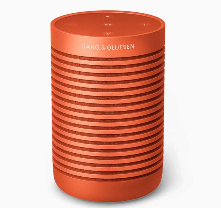 Beosound Explore &ndash; Altavoz Bluetooth para exteriores
Altavoz port&aacute;til dise&ntilde;ado para la aventura, con m&aacute;xima resistencia y gran versatilidad. Su carcasa de aluminio anodizado protege frente a golpes y ara&ntilde;azos, mientras que el mosquet&oacute;n integrado permite engancharlo f&aacute;cilmente a la mochila o al cintur&oacute;n. Fabricado en Dinamarca, combina dise&ntilde;o premium, durabilidad y sonido potente para acompa&ntilde;arte en cualquier lugar.