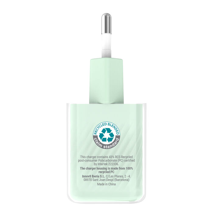 Este pack de cable y cargador es el complemento perfecto para tu smartphone. Con un dise&ntilde;o compacto que cabe en cualquier bolsillo, el cargador de 30W hecho con pl&aacute;stico reciclado te permite cargar tus dispositivos de forma r&aacute;pida y el cable recubierto de cuerda le aporta dureza y rigidez sin sacrificar en flexibilidad. El cable tipo C permite cargar todos los smartphones de forma universal independientemente de la marca.