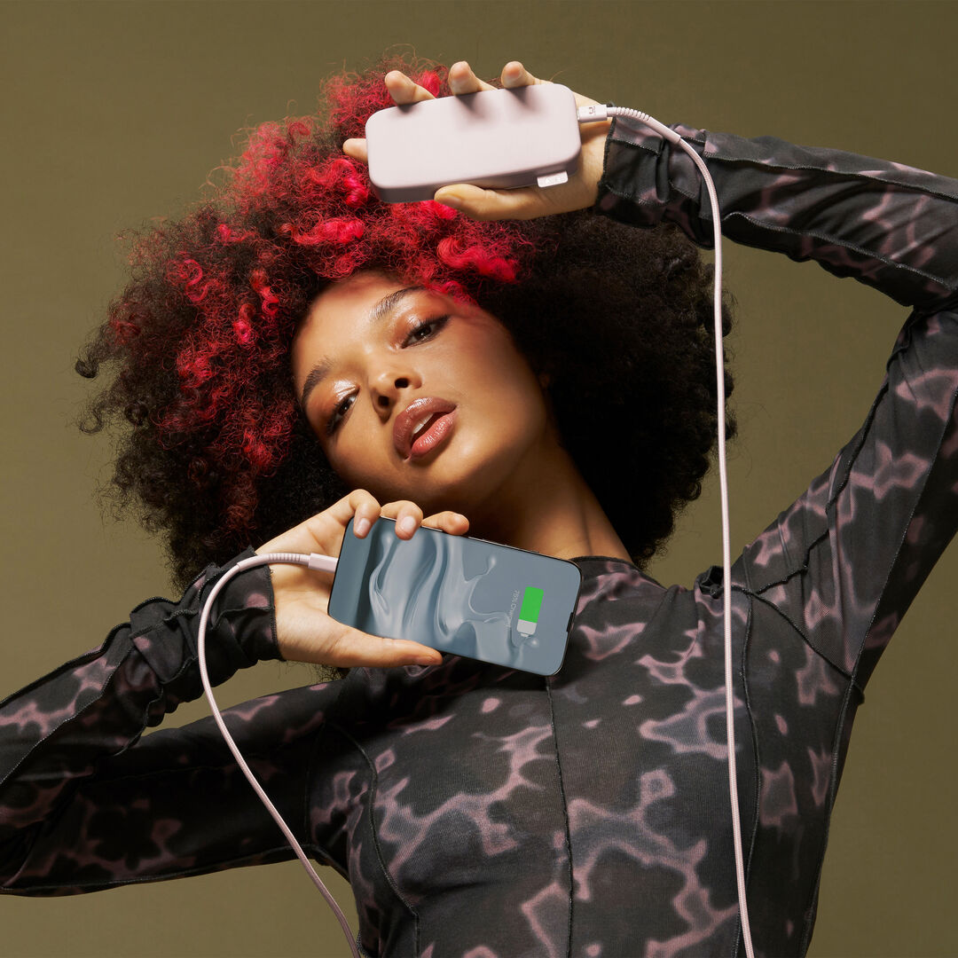 Powerbank 12000 mAh 

Batería recargable de bolsillo 

Nuestros últimos Powerbanks tienen un diseño suave y, gracias a la función de carga rápida, son más rápidos que nunca. Con 20W Power Delivery sus dispositivos estarán listos para funcionar antes de que se de cuenta. El Powerbank 12000 mAh puede cargar su teléfono hasta 4 veces y su tablet hasta 2 veces. 

 *  Carga ultrarrápida con suministro de energía de 20 W 

 *  Carga hasta el 50% en 30 min 

 *  6 características de seguridad 

 *  Aprobado para avión
