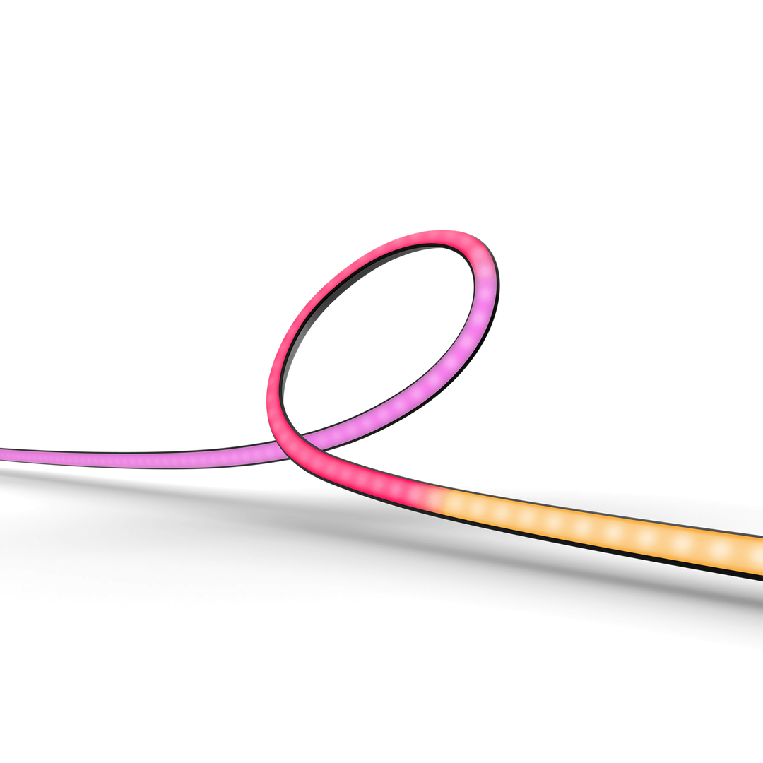 Mejora tu experiencia visual con este pack de Philips Hue, diseñado para llevar la acción de tu televisor a toda la habitación.

El pack incluye una tira de luces LED Philips Hue Play Gradient para televisores de 55 pulgadas y el Philips Hue Bridge. Esta tira de luz inteligente es capaz de proyectar múltiples colores a la vez, creando un efecto de luz de fondo degradado que se sincroniza con el contenido de tu pantalla. Así, las luces de la pared cambiarán de color y brillo en tiempo real con lo que ves, ya sea una película, serie o videojuego.

El Hue Bridge es el cerebro que conecta todo el sistema. Con él, podrás controlar las luces de toda la sala, configurar la sincronización y automatizar tu iluminación, todo desde la aplicación de Philips Hue. Es el dúo ideal para una inmersión audiovisual inigualable