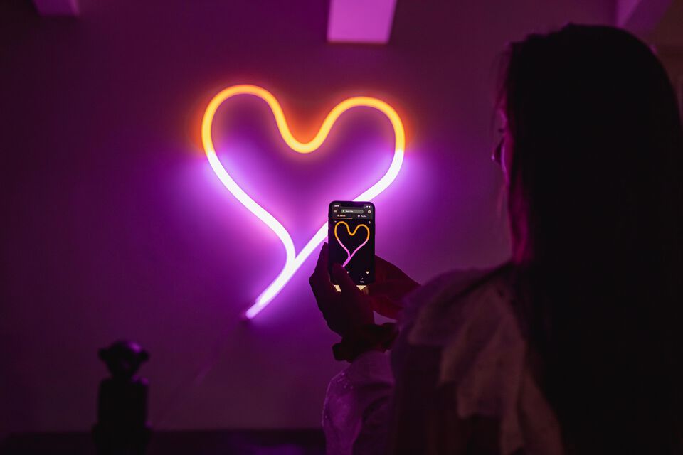 Observa c&oacute;mo la luz y el color se convierten en arte con el tubo LED flexible Twinkly Flex. Estas luces efecto ne&oacute;n pueden moldearse en cualquier forma para una personalizaci&oacute;n total. Incluye kit de montaje y plantillas para ayudarte a crear tu dise&ntilde;o.  
Mapea las luces con la c&aacute;mara de tu smartphone y la app, desbloqueando gradientes de color infinitos, efectos y opciones de agrupaci&oacute;n para conectar Flex virtualmente con cualquier otra luz Twinkly para displays extendidos y sincronizados.  
Solo para uso en interiores. Los tubos LED premium y lisos se pueden dar forma a cualquier figura. El kit de montaje incluido cuenta con peque&ntilde;os clips de pl&aacute;stico transparente que fijan tu Flex en curvas y l&iacute;neas rectas. Flex cuenta con tecnolog&iacute;a patentada que utiliza la c&aacute;mara de tu smartphone y la aplicaci&oacute;n para mapear la posici&oacute;n de cada LED. Reproduce efectos personalizados ilimitados y crea los tuyos con una paleta de m&aacute;s de 16 millones de colores.