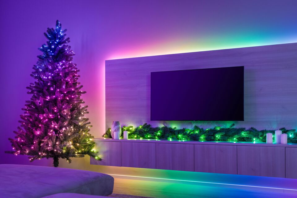Lleva luz y color a tus fiestas como nunca con Light Tree 3D de Twinkly. Este &aacute;rbol bandera de luces es una versi&oacute;n moderna de la decoraci&oacute;n navide&ntilde;a cl&aacute;sica. 
Light Tree 3D brilla con colores extraordinarios y efectos infinitamente personalizables gracias a la app y la tecnolog&iacute;a de mapping. Con&eacute;ctalo virtualmente con otras luces Twinkly para un display extendido y sincronizado.
Ilumina tu patio con este &aacute;rbol de luces f&aacute;cil de instalar, con dise&ntilde;o de asta que soporta hasta 1000 LEDs. Elige la altura y el n&uacute;mero de LEDs ideal para tu espacio
Light Tree 3D cuenta con tecnolog&iacute;a patentada que utiliza la c&aacute;mara de tu smartphone y la app para mapear la posici&oacute;n de cada LED. Reproduce efectos personalizados ilimitados y crea los tuyos usando una paleta de m&aacute;s de 16 millones de colores.