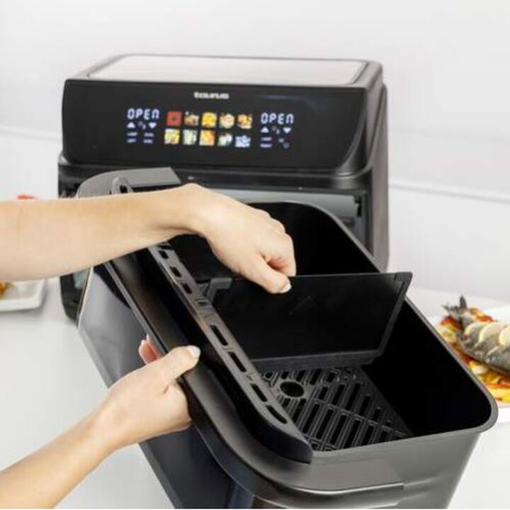 La Air Fry Grill 260 XL de Taurus es la freidora perfecta para quienes cocinan en grande. 
Con 10L de capacidad, accesorio Wall, 4 resistencias y, tecnolog&iacute;a Dual Cook, puedes preparar un men&uacute; completo con resultados homog&eacute;neos, crujientes y jugosos.
Ideal para familias o comidas con, invitados, permite cocinar dos recetas distintas a la vez o grandes cantidades del mismo plato, ahorrando tiempo y reduciendo grasa. 

Cocina, m&aacute;s, mejor y m&aacute;s saludable.