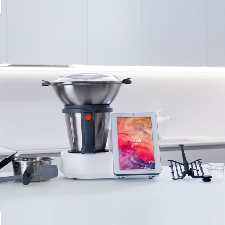 El Mycook Next es mucho más que un simple robot de cocina; es la combinación perfecta de tecnología avanzada y creatividad culinaria. Con Next Blade, su cuchilla ultra resistente, este robot multifuncional es ideal para cualquier tipo de preparación culinaria, convirtiéndose en tu aliado perfecto en la cocina. Además, su recetario integrado cuenta con más de 2000 recetas y sigue creciendo gracias al Club Mycook Recetas, donde también encontrarás información nutricional detallada. Descubra la innovación, la alta tecnología y la facilidad de uso en un solo dispositivo: Mycook Next.