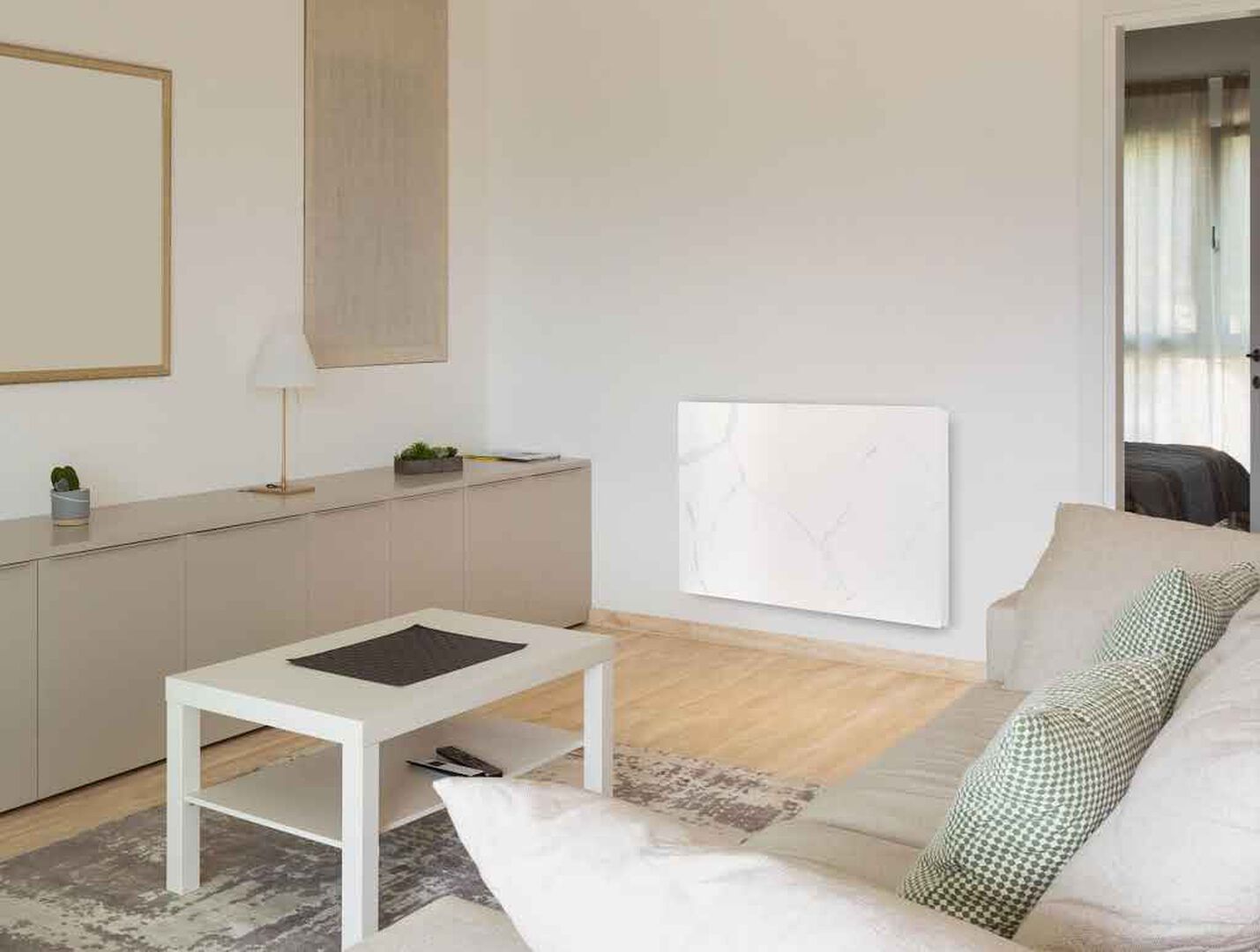 El emisor térmico Marbly A1000 de Pur Line acabado imitación mármol combina diseño elegante y tecnología avanzada para proporcionar una calefacción eficiente y decorativa. Su panel frontal de piedra sinterizada no solo aporta un aspecto sofisticado similar al mármol natural, sino que además actúa como acumulador térmico, reteniendo el calor y liberándolo de forma gradual. Gracias a su sistema de emisión por convección y radiación, garantiza un reparto homogéneo de la temperatura en estancias de hasta 8 m², ofreciendo confort continuo y estable. I