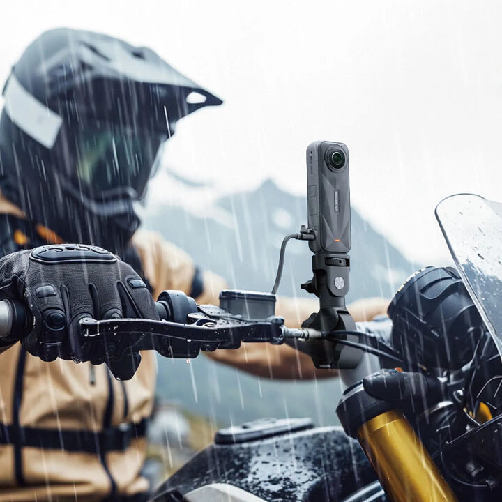 La Insta360 X5 es la cámara 360° insignia de Insta360, diseñada para capturar contenido inmersivo con una calidad de imagen excepcional, rendimiento mejorado con poca luz y una mayor durabilidad. Incluye el kit estándar + Kit motero + tarjeta micro SD de 128GB + Cubierta USB para todo tipo de clima.