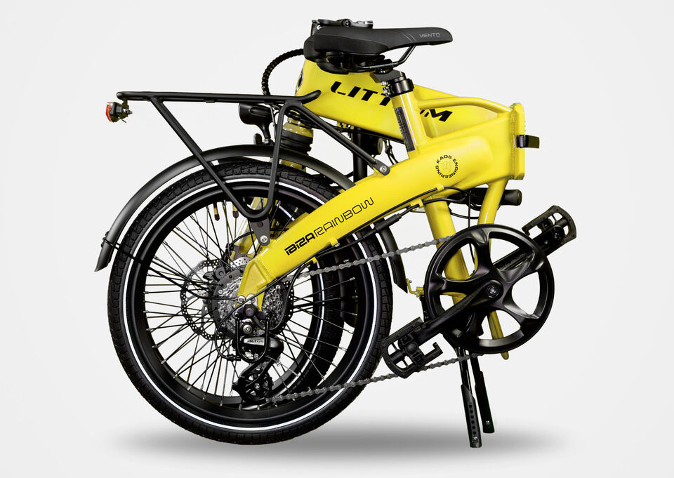 <p class="p3">Bicicleta el&eacute;ctrica urbana plegable equipada con un motor brushless de asistencia al pedaleo hasta 25km/h, con ruedas de <span class="s1">2</span>0"<span class="s2">.</span></p>
<p class="p5">Recomendada para un uso urbano e interurbano, de oc<span class="s3">i</span>o, de paseo, uso tur&iacute;stico y como medio de transporte.</p>
<p class="p7">Al ser plegable su uso diario permite transportarla con mayor facilidad y combinarla con transporte p&uacute;blico<span class="s4">: </span>l&iacute;neas de autobus urbano e interurbano, cercan&iacute;as, etc.</p>
<p class="p8">Dirigida a los m&aacute;s urbanitas, con sentido pr&aacute;ctico y preopaci&oacute;n por el medio ambiente y la salud.</p>
<p class="p8"></p>
<p class="p8"><strong>ESPECIFICACIONES T&Eacute;CNICAS:</strong></p>
<p class="p8"><strong>CUADRO</strong></p>
<p>Cuadro plegable y componentes construidos en aluminio ligero Al6061. Robustez m&aacute;xima y peso reducido. La bater&iacute;a queda oculta dentro del cuadro. Cierre de seguridad en la parte inferior para bloquear la apertura.</p>
<p><strong>MOTOR</strong></p>
<p>Brushless by Littium de 250W y 55Nm, la m&aacute;xima potencia permitida por la normativa europea EN15194 para bicicletas el&eacute;ctricas. Sin escobillas ni rozamiento. Sin calentamiento ni desgaste. Certificado estanqueidad IP63.</p>
<p><strong>BATER&Iacute;A</strong></p>
<p>Bater&iacute;a Samsung extra&iacute;ble de LI-ION de litio 36V de 10.4Ah hasta 70km de autonom&iacute;a y hasta 100km con bateria de 14Ah y una vida &uacute;til de entre 700 y 1.000 ciclos de carga.</p>
<p><strong>DISPLAY</strong></p>
<p>Pantalla TFT 2,2" full color.</p>
<p><strong>CARGADOR</strong></p>
<p>Carga ultrarr&aacute;pida en 4,5 horas</p>
<p><strong>RUEDAS</strong></p>
<p>Llantas reforzadas de 20&rdquo; y neum&aacute;ticos Kenda 20&rdquo; x 1.95 con banda reflectante.</p>
<p><strong>FRENOS</strong></p>
<p>Frenos hidr&aacute;ulicos ZOOM</p>
<p><strong>CAMBIO</strong></p>
<p>Shimano 7 velocidades REVO SHIFT con patilla Shimano altus + protector</p>
<p><strong>SUSPENSI&Oacute;N</strong></p>
<p>Amortiguador delantero ZOOM, absorbe las irregularidades del terreno.</p>
<p><strong>SILL&Iacute;N</strong></p>
<p>Ergon&oacute;mico Selle Royal unisex modelo Viento.</p>
<p><strong>EQUIPAMIENTO</strong></p>
<ul>
<li>Portabultos trasero MIK de aluminio.</li>
<li>Incorpora guardabarros, luces LED y timbre.</li>
<li>Incluye candado seguridad nivel 8 y cerradura antirrobo en la bater&iacute;a.</li>
<li>Cintas de velcro para la sujeci&oacute;n del cuadro y manillar plegado.</li>
<li>Pedales.</li>
<li>Multiherramienta.</li>
<li>Dos llaves seguridad bater&iacute;a.</li>
<li>Bolsita con manual + llavero + certificaci&oacute;n.</li>
</ul>
<p><strong>MEDIDAS Y PESO</strong></p>
<ul>
<li>Configurable para todo tipo de usuarios desde 1,50m a 2m</li>
<li>Tama&ntilde;o: 156cm x 64cm x 114cm</li>
<li>Tama&ntilde;o plegada: 91cm x 75cm x 38cm</li>
<li>Peso: 21kg</li>
</ul>
<p><strong>Servicio t&eacute;cnico propio con asistencia puerta a puerta.</strong></p>
<p class="p8"></p>