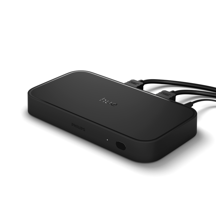 El pack incluye el Philips Hue Play HDMI Sync Box 8K y el Philips Hue Bridge. Con el Sync Box, las luces de tu sala se sincronizarán en tiempo real con lo que aparece en tu televisor, ya sea un partido de fútbol, una explosión en una película o el ambiente de tu videojuego. Sus transiciones fluidas y sus colores vibrantes te harán sentir parte de la pantalla.

El Hue Bridge es el cerebro que conecta todo el sistema. Con él, podrás controlar todas las luces de la habitación, configurar la sincronización y automatizar tu iluminación, todo desde la aplicación de Philips Hue. Es el dúo perfecto para una inmersión audiovisual sin igual.