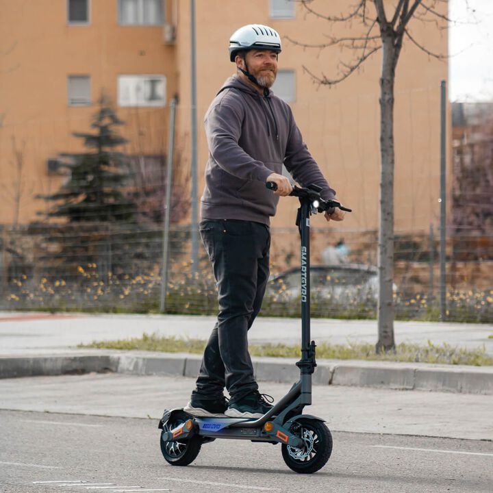 Patinete eléctrico certificado con una potencia máxima de 800W 48V, batería de litio de 13.000 mAh con hasta 50 km de autonomía, ruedas de 10" Tubeless, Smart Core, NFC