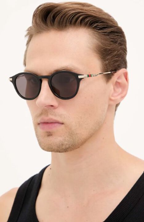 Descubre las gafas de sol Gucci pensadas para el d&iacute;a a d&iacute;a, dise&ntilde;adas para vivir bajo el sol, en la ciudad y en cada momento cotidiano. Son gafas que se adaptan f&aacute;cilmente a cualquier look. Equipadas con lentes protecci&oacute;n UV400 certificada, mejoran la claridad visual, siendo ideales para conducir, pasear por la ciudad, ir a la playa o disfrutar de actividades al aire libre.
