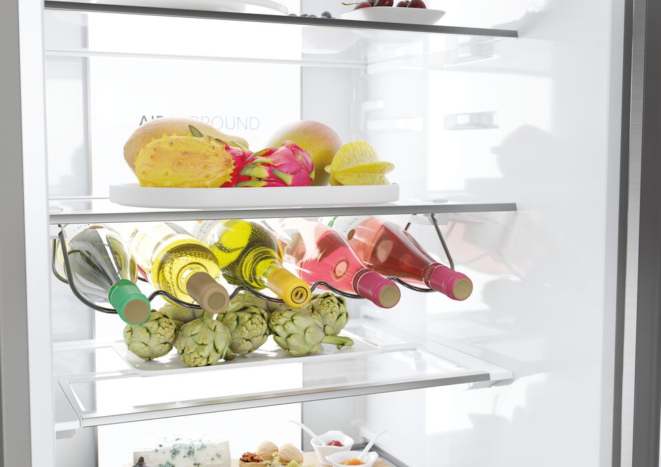 CONECTIVIDAD, FRESCURA Y CONTROL PERSONALIZADO PARA TU COCINA.

Este frigor&iacute;fico combi de 414 L combina tecnolog&iacute;a avanzada, organizaci&oacute;n inteligente y conectividad WiFi para que tengas un control total sobre tus alimentos desde la app hOn. Su dise&ntilde;o multicompartimento y el caj&oacute;n My Zone Pro permiten ajustar la temperatura seg&uacute;n tus necesidades, ofreciendo una experiencia de conservaci&oacute;n personalizada.