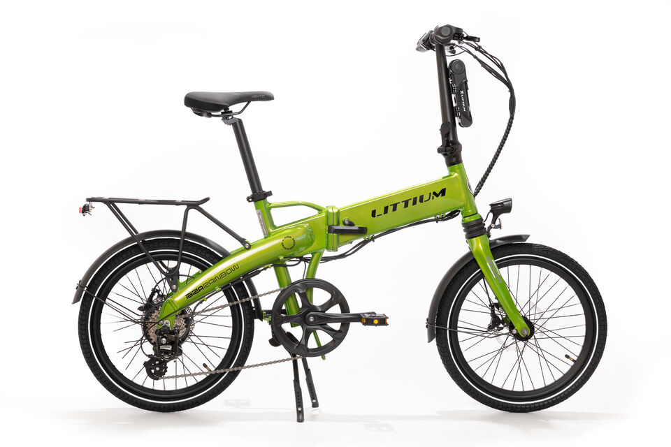 <p class="p3">Bicicleta el&eacute;ctrica urbana plegable equipada con un motor brushless de asistencia al pedaleo hasta 25km/h, con ruedas de <span class="s1">2</span>0"<span class="s2">.</span></p>
<p class="p5">Recomendada para un uso urbano e interurbano, de oc<span class="s3">i</span>o, de paseo, uso tur&iacute;stico y como medio de transporte.</p>
<p class="p7">Al ser plegable su uso diario permite transportarla con mayor facilidad y combinarla con transporte p&uacute;blico<span class="s4">: </span>l&iacute;neas de autobus urbano e interurbano, cercan&iacute;as, etc.</p>
<p class="p8">Dirigida a los m&aacute;s urbanitas, con sentido pr&aacute;ctico y preopaci&oacute;n por el medio ambiente y la salud.</p>
<p class="p8"></p>
<p class="p8"><strong>ESPECIFICACIONES T&Eacute;CNICAS:</strong></p>
<p class="p8"><strong>CUADRO</strong></p>
<p>Cuadro plegable y componentes construidos en aluminio ligero Al6061. Robustez m&aacute;xima y peso reducido. La bater&iacute;a queda oculta dentro del cuadro. Cierre de seguridad en la parte inferior para bloquear la apertura.</p>
<p><strong>MOTOR</strong></p>
<p>Brushless by Littium de 250W y 55Nm, la m&aacute;xima potencia permitida por la normativa europea EN15194 para bicicletas el&eacute;ctricas. Sin escobillas ni rozamiento. Sin calentamiento ni desgaste. Certificado estanqueidad IP63.</p>
<p><strong>BATER&Iacute;A</strong></p>
<p>Bater&iacute;a Samsung extra&iacute;ble de LI-ION de litio 36V de 10.4Ah hasta 70km de autonom&iacute;a y hasta 100km con bateria de 14Ah y una vida &uacute;til de entre 700 y 1.000 ciclos de carga.</p>
<p><strong>DISPLAY</strong></p>
<p>Pantalla TFT 2,2" full color.</p>
<p><strong>CARGADOR</strong></p>
<p>Carga ultrarr&aacute;pida en 4,5 horas</p>
<p><strong>RUEDAS</strong></p>
<p>Llantas reforzadas de 20&rdquo; y neum&aacute;ticos Kenda 20&rdquo; x 1.95 con banda reflectante.</p>
<p><strong>FRENOS</strong></p>
<p>Frenos hidr&aacute;ulicos ZOOM</p>
<p><strong>CAMBIO</strong></p>
<p>Shimano 7 velocidades REVO SHIFT con patilla Shimano altus + protector</p>
<p><strong>SUSPENSI&Oacute;N</strong></p>
<p>Amortiguador delantero ZOOM, absorbe las irregularidades del terreno.</p>
<p><strong>SILL&Iacute;N</strong></p>
<p>Ergon&oacute;mico Selle Royal unisex modelo Viento.</p>
<p><strong>EQUIPAMIENTO</strong></p>
<ul>
<li>Portabultos trasero MIK de aluminio.</li>
<li>Incorpora guardabarros, luces LED y timbre.</li>
<li>Incluye candado seguridad nivel 8 y cerradura antirrobo en la bater&iacute;a.</li>
<li>Cintas de velcro para la sujeci&oacute;n del cuadro y manillar plegado.</li>
<li>Pedales.</li>
<li>Multiherramienta.</li>
<li>Dos llaves seguridad bater&iacute;a.</li>
<li>Bolsita con manual + llavero + certificaci&oacute;n.</li>
</ul>
<p><strong>MEDIDAS Y PESO</strong></p>
<ul>
<li>Configurable para todo tipo de usuarios desde 1,50m a 2m</li>
<li>Tama&ntilde;o: 156cm x 64cm x 114cm</li>
<li>Tama&ntilde;o plegada: 91cm x 75cm x 38cm</li>
<li>Peso: 21kg</li>
</ul>
<p><strong>Servicio t&eacute;cnico propio con asistencia puerta a puerta.</strong></p>
<p class="p8"></p>