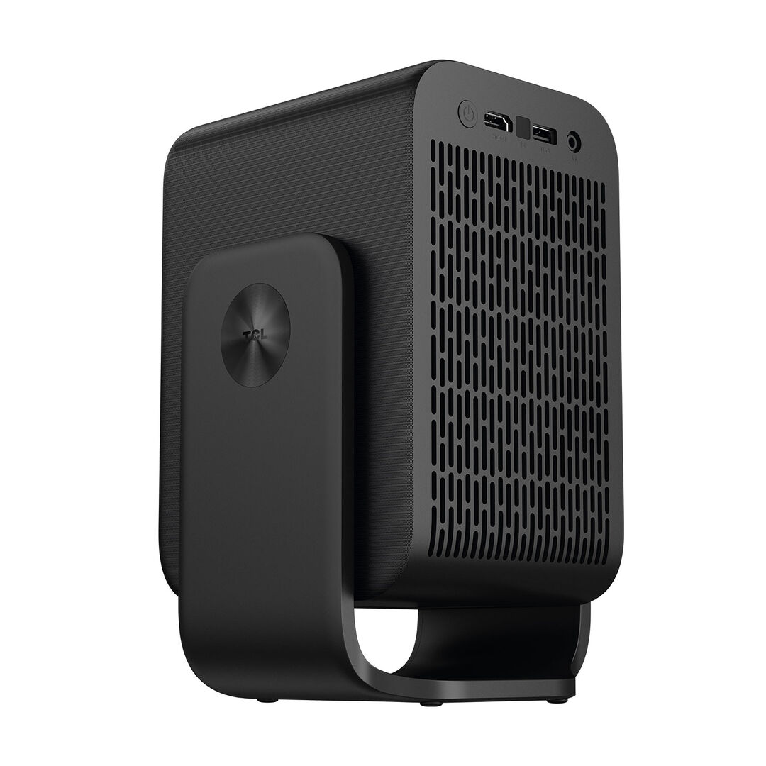 Transforma cualquier espacio en tu cine personal con el TCL Projector C1. Disfruta de una experiencia audiovisual excepcional gracias a su pantalla de 1080P FHD, 230 ISO lúmenes y una relación de contraste de 1500:1, que proyecta imágenes nítidas y vibrantes en tamaños de 40” a 120”. Compatible con contenido 4K, este proyector lleva tu entretenimiento al siguiente nivel, ofreciendo claridad y detalle impresionantes.

Con Google TV y certificación Netflix, accede a más de 10,000 aplicaciones de películas, series y contenido interactivo, incluyendo Amazon Prime Video, YouTube, Disney+ y mucho más. Su procesador MediaTek Quad-Core, 2GB de RAM y 16GB de almacenamiento aseguran un rendimiento fluido y rápido.

El TCL Projector C1 está diseñado para ser portátil y versátil. Su gimbal y asa integrada permiten ajustar el ángulo de proyección fácilmente, mientras que la tecnología inteligente incluye Auto Focus, Auto Keystone, Auto Screen-Fit y detección de obstáculos, adaptando automáticamente la imagen a cualquier entorno en segundos.

Disfruta de un sonido envolvente con altavoz de 8W y Dolby Audio, mientras proyectas tus películas favoritas con calidad de cine. Compatible con Chromecast y Airplay, conecta tu smartphone o tablet de manera sencilla. Con interfaz HDMI 2.1, USB 2.0, audio de 3.5mm, Wi-Fi dual 2.4/5G y Bluetooth 5.1, la conectividad nunca será un problema.

Diseñado para durar, su LED tiene una vida útil de 10,000 horas y funciona silenciosamente con menos de 30 dB de ruido a 1 metro, consumiendo solo 65W. Compacto, elegante y potente, el TCL Projector C1 es la elección perfecta para quienes buscan entretenimiento de alta calidad en cualquier espacio.

Incluye: cable de alimentación, control remoto con pilas y manual de usuario.