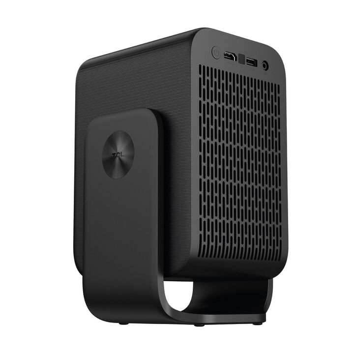 Transforma cualquier espacio en tu cine personal con el TCL Projector C1. Disfruta de una experiencia audiovisual excepcional gracias a su pantalla de 1080P FHD, 230 ISO lúmenes y una relación de contraste de 1500:1, que proyecta imágenes nítidas y vibrantes en tamaños de 40” a 120”. Compatible con contenido 4K, este proyector lleva tu entretenimiento al siguiente nivel, ofreciendo claridad y detalle impresionantes.

Con Google TV y certificación Netflix, accede a más de 10,000 aplicaciones de películas, series y contenido interactivo, incluyendo Amazon Prime Video, YouTube, Disney+ y mucho más. Su procesador MediaTek Quad-Core, 2GB de RAM y 16GB de almacenamiento aseguran un rendimiento fluido y rápido.

El TCL Projector C1 está diseñado para ser portátil y versátil. Su gimbal y asa integrada permiten ajustar el ángulo de proyección fácilmente, mientras que la tecnología inteligente incluye Auto Focus, Auto Keystone, Auto Screen-Fit y detección de obstáculos, adaptando automáticamente la imagen a cualquier entorno en segundos.

Disfruta de un sonido envolvente con altavoz de 8W y Dolby Audio, mientras proyectas tus películas favoritas con calidad de cine. Compatible con Chromecast y Airplay, conecta tu smartphone o tablet de manera sencilla. Con interfaz HDMI 2.1, USB 2.0, audio de 3.5mm, Wi-Fi dual 2.4/5G y Bluetooth 5.1, la conectividad nunca será un problema.

Diseñado para durar, su LED tiene una vida útil de 10,000 horas y funciona silenciosamente con menos de 30 dB de ruido a 1 metro, consumiendo solo 65W. Compacto, elegante y potente, el TCL Projector C1 es la elección perfecta para quienes buscan entretenimiento de alta calidad en cualquier espacio.

Incluye: cable de alimentación, control remoto con pilas y manual de usuario.