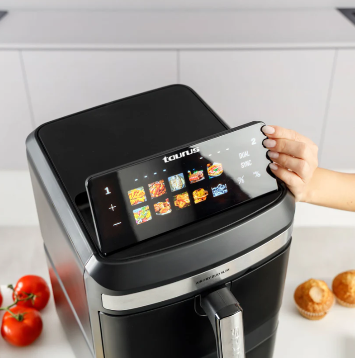 La Air Fry Duo Slim de Taurus es la freidora de aire perfecta para quienes quieren cocinar a lo grande sin ocupar espacio. 

Con 13 L repartidos en dos cestas, pantalla táctil y Smart Dual Technology, prepara dos recetas a la vez, sincronizadas o independientes. 

Fríe, hornea o asa hasta un 55 % más rápido que un horno, con resultados sabrosos y sin apenas aceite. 

Potente, eficiente y diseñada para tu día a día.