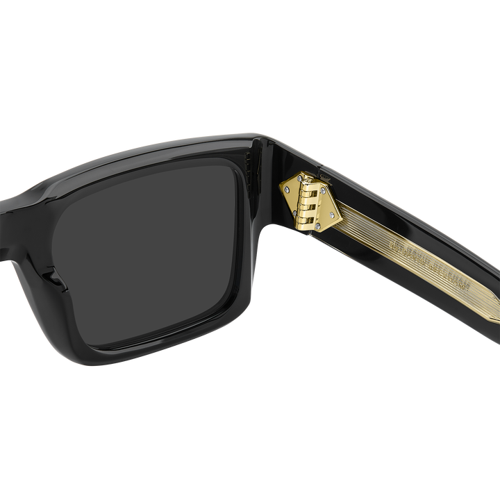Estas gafas de sol by David Beckham saben cautivar con sus l&iacute;neas esculturales realizadas en acetato. Una t&eacute;cnica avanzada garantiza tonalidades uniformes y adornos, desde las varillas hasta los aros, para regalar una est&eacute;tica de lujo. Las varillas son gruesas, con el Talisman ic&oacute;nico enriquecido con cuatro remaches nuevos y bisagras exclusivas de siete cuerpos. Combinando perfectamente calidad, elegancia y funcionalidad.
