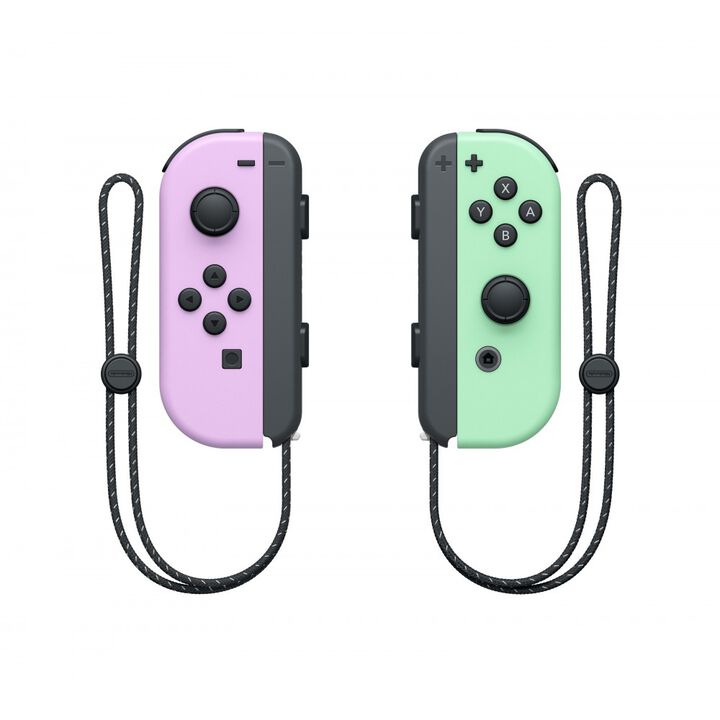 Conjunto compuesto por 2 mandos Joy-Con, uno Izquierda  y otro Derecha.


MANDOS JOY-CON

Un mando o dos, en vertical o en horizontal, control por movimiento o mediante botones&hellip; Con los nuevos mandos Joy-Con para Nintendo Switch tendr&aacute;s flexibilidad total a la hora de jugar y descubrir&aacute;s nuevas formas de interactuar que transformar&aacute;n por completo tus experiencias de juego.

Su dise&ntilde;o incluye la sofisticada funci&oacute;n de vibraci&oacute;n HD, que ofrece una vibraci&oacute;n mucho m&aacute;s realista que antes, y permite utilizar uno en cada mano o compartirlos con un amigo; adem&aacute;s de poder incorporarlos al armaz&oacute;n para controles Joy-Con (venta por separado) que los transformar&aacute; en un mando de estilo tradicional. Cada Joy-Con contiene sus propios botones, sensor de aceler&oacute;metro y sensor de movimiento que posibilita que puedan funcionar como un mando independiente.

Adem&aacute;s, los Joy-Con integran nuevas prestaciones que hacen de Nintendo Switch m&aacute;s interactiva. Por un lado, el Joy-Con izquierdo tiene un bot&oacute;n de captura para hacer capturas de pantalla durante tus partidas y compartirlas a trav&eacute;s de las redes sociales. El Joy-Con derecho, por su parte, dispone de un punto NFC para usar figuras amiibo, as&iacute; como una c&aacute;mara infrarroja de movimiento que detecta la distancia, forma y movimiento de objetos cercanos en los juegos dise&ntilde;ados para esta tecnolog&iacute;a.
