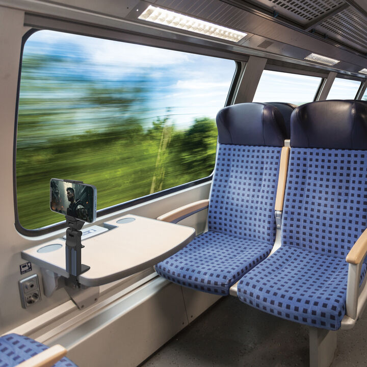 <p>El nuevo soporte de muvit for change te permite apoyar tu smartphone donde quieras y cuando quieras. Es especialmente útil de viaje, tanto para viajes de coche como de avi&oacute;n y se convertir&aacute; en un accesorio imprescindible en tu pr&oacute;xima aventura. Con el clip de soporte permite una f&aacute;cil fijaci&oacute;n a escritorios, mesas o bandejas de vuelo y con una capacidad de rotaci&oacute;n de 360 grados</p><p>Es f&aacute;cil de llevar gracias a su dise&ntilde;o compacto y plegable y permitir&aacute; usar tu smartphone con comodidad en cualquier momento, y disponer de manos libres para realizar otras tareas o simplemente estar m&aacute;s c&oacute;modo, sin sujetar su tel&eacute;fono m&oacute;vil. Adem&aacute;s, este soporte cuenta con el sello RCS (Recycled Claim Standard) del 68%, lo que certifica que el 68% del pl&aacute;stico de este soporte es reciclado, que junto al packaging (FSC) hecho con cart&oacute;n reciclado, lo hace un producto útil y sostenible.</p><p><strong>Caracter&iacute;sticas</strong></p><ul><li>Modelo: A51-R.</li><li>Compatible con la mesa del asiento del avi&oacute;n.</li><li>Compatible con la bandeja plegable del tren.</li><li>Compatible con el parasol del coche.</li><li>De 4,7 a 6,9 pulgadas.</li><li>Cabezal giratorio de 360 grados.</li><li>Funci&oacute;n de modo tr&iacute;pode.</li></ul><p>Donaci&oacute;n del 1% de la facturaci&oacute;n de muvit for change a organizaciones adheridas al movimiento “1% for the Planet”.</p><p><br></p>