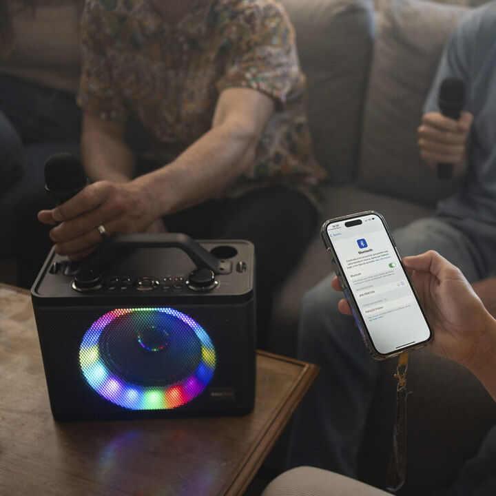 Karaoke Bluetooth PartyGO con dos micr&oacute;fonos incluidos.