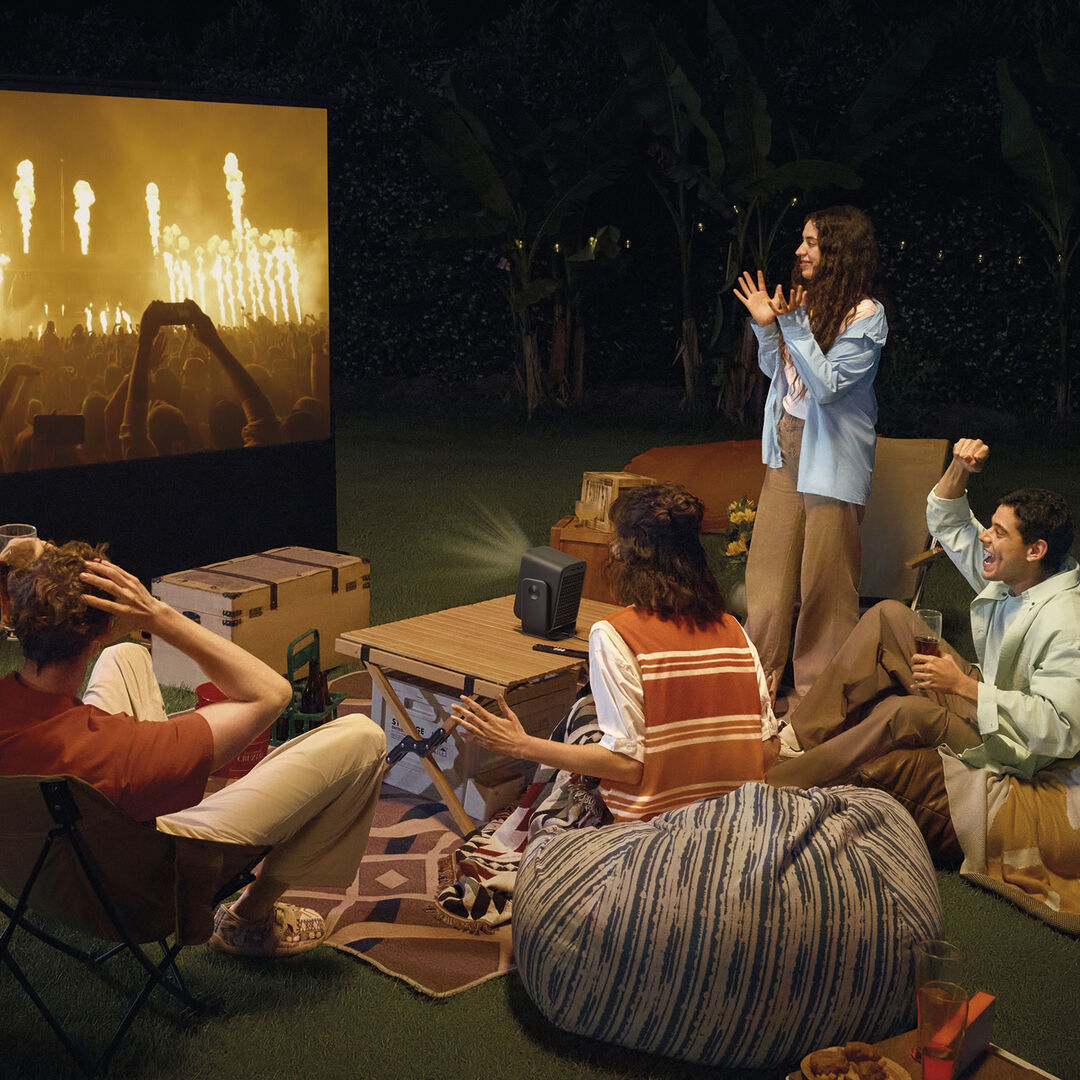 Transforma cualquier espacio en tu cine personal con el TCL Projector C1. Disfruta de una experiencia audiovisual excepcional gracias a su pantalla de 1080P FHD, 230 ISO lúmenes y una relación de contraste de 1500:1, que proyecta imágenes nítidas y vibrantes en tamaños de 40” a 120”. Compatible con contenido 4K, este proyector lleva tu entretenimiento al siguiente nivel, ofreciendo claridad y detalle impresionantes.

Con Google TV y certificación Netflix, accede a más de 10,000 aplicaciones de películas, series y contenido interactivo, incluyendo Amazon Prime Video, YouTube, Disney+ y mucho más. Su procesador MediaTek Quad-Core, 2GB de RAM y 16GB de almacenamiento aseguran un rendimiento fluido y rápido.

El TCL Projector C1 está diseñado para ser portátil y versátil. Su gimbal y asa integrada permiten ajustar el ángulo de proyección fácilmente, mientras que la tecnología inteligente incluye Auto Focus, Auto Keystone, Auto Screen-Fit y detección de obstáculos, adaptando automáticamente la imagen a cualquier entorno en segundos.

Disfruta de un sonido envolvente con altavoz de 8W y Dolby Audio, mientras proyectas tus películas favoritas con calidad de cine. Compatible con Chromecast y Airplay, conecta tu smartphone o tablet de manera sencilla. Con interfaz HDMI 2.1, USB 2.0, audio de 3.5mm, Wi-Fi dual 2.4/5G y Bluetooth 5.1, la conectividad nunca será un problema.

Diseñado para durar, su LED tiene una vida útil de 10,000 horas y funciona silenciosamente con menos de 30 dB de ruido a 1 metro, consumiendo solo 65W. Compacto, elegante y potente, el TCL Projector C1 es la elección perfecta para quienes buscan entretenimiento de alta calidad en cualquier espacio.

Incluye: cable de alimentación, control remoto con pilas y manual de usuario.