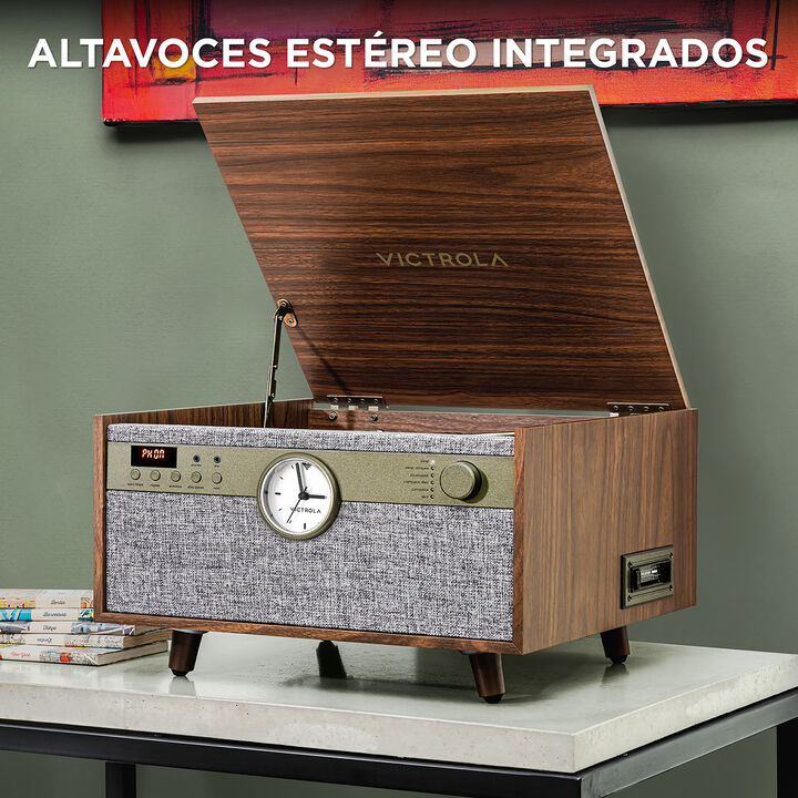 Elegancia de mediados de siglo
El tocadiscos Bluetooth&reg; Vincrola Century Signature+ aporta un elegante dise&ntilde;o de mediados de siglo al centro de m&uacute;sica todo en uno.
El Century Signature+ cuenta con un tocadiscos de 3 velocidades accionado por correa, que puede reproducir cualquiera de sus discos favoritos a trav&eacute;s de sus altavoces est&eacute;reo incorporados. Saque la colecci&oacute;n de CD para el reproductor de CD de Century o reproduzca sus cintas antiguas con la funci&oacute;n de casete.
La conectividad Bluetooth le permite reproducir m&uacute;sica desde su dispositivo inteligente o transmitir su vinilo a cualquier altavoz Bluetooth externo con tecnolog&iacute;a Vinyl Stream.

&iquest;Qu&eacute; es 6 en 1?
&iexcl;6 formas de escuchar en 1 sistema de m&uacute;sica! Escucha tus canciones favoritas a trav&eacute;s de:
1. Tocadiscos
2. Reproductor de CD
3. Reproductor de casetes
4. Reproductor de entrada auxiliar
5. Entrada Bluetooth
6. Salida Bluetooth (VinylStream)