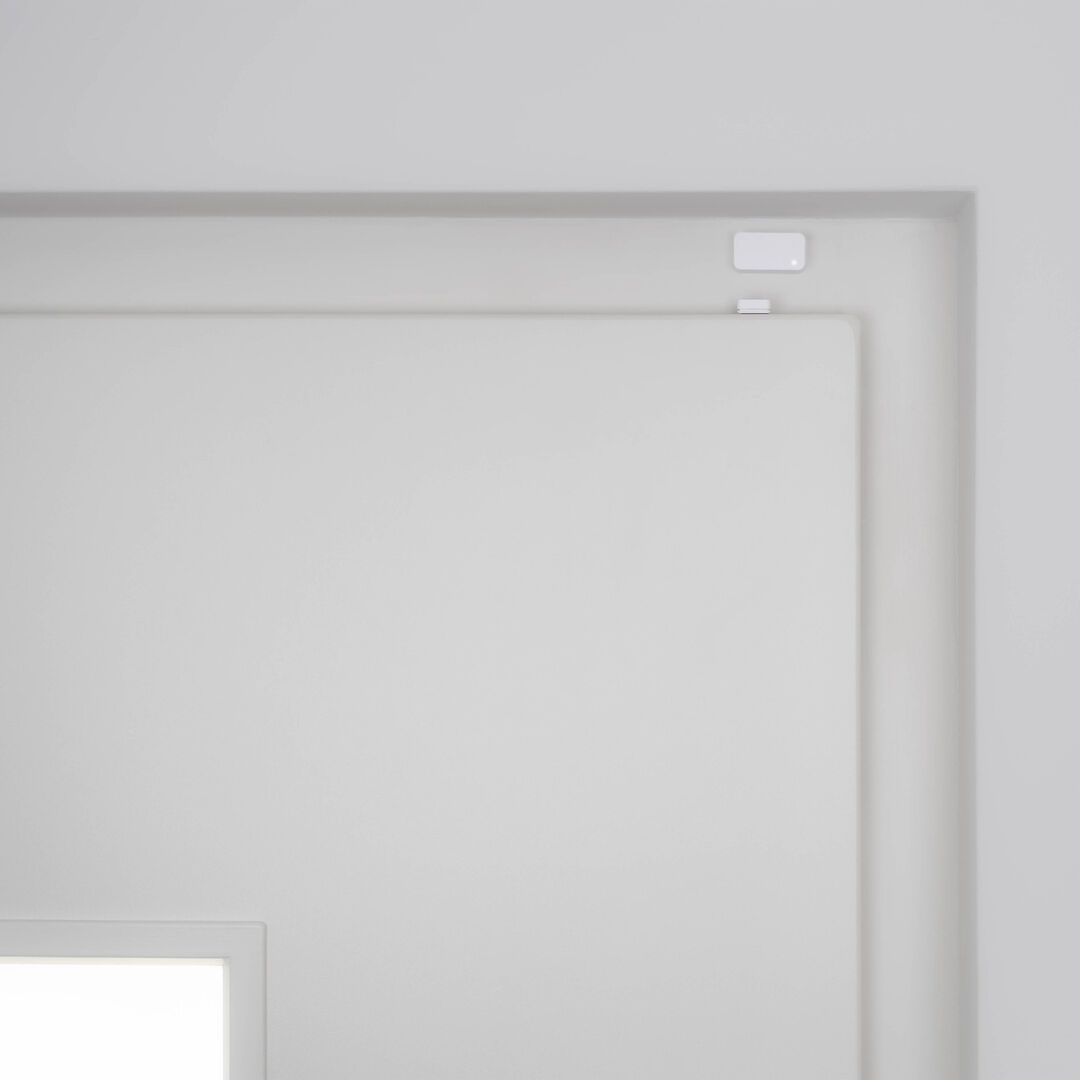 Aseg&uacute;rate siempre de que tu puerta est&aacute; cerrada y bloqueada
Nuki Door Sensor se monta en el interior de la puerta en pocos pasos sin perforar ni atornillar. En combinaci&oacute;n con Nuki Smart Lock 3.0 (Pro) y la aplicaci&oacute;n de Nuki podr&aacute;s estar seguro, a distancia, de que tu puerta est&eacute; cerrada. Recibir&aacute;s una notificaci&oacute;n si la puerta se deja abierta durante m&aacute;s tiempo del habitual o si el sensor de la puerta detecta movimiento en la misma. Con detecci&oacute;n de manipulaciones integrada, Nuki Door Sensor proporciona la m&aacute;xima seguridad para tu hogar.