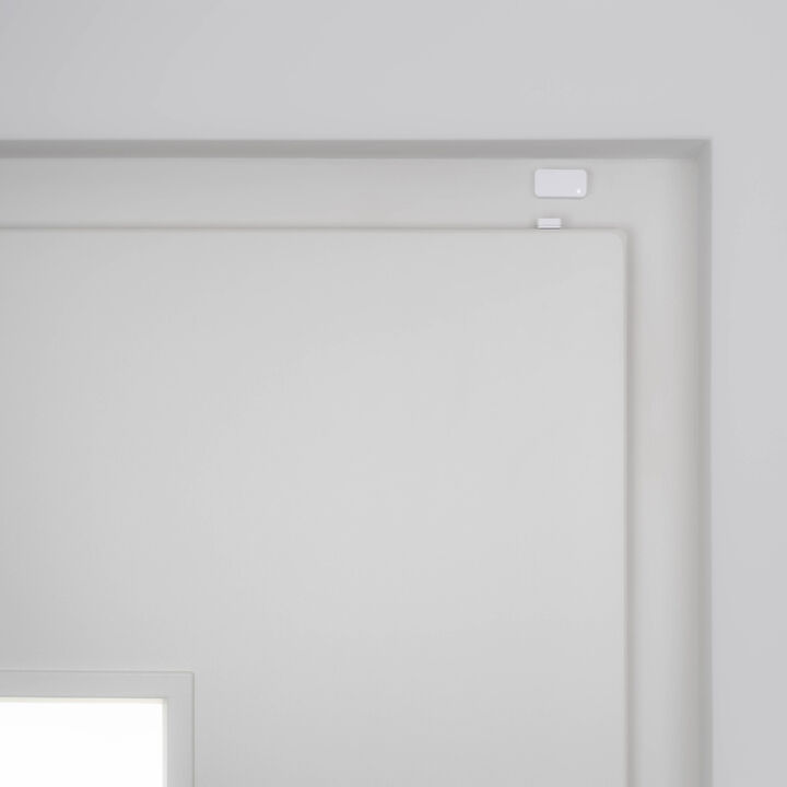 Aseg&uacute;rate siempre de que tu puerta est&aacute; cerrada y bloqueada
Nuki Door Sensor se monta en el interior de la puerta en pocos pasos sin perforar ni atornillar. En combinaci&oacute;n con Nuki Smart Lock 3.0 (Pro) y la aplicaci&oacute;n de Nuki podr&aacute;s estar seguro, a distancia, de que tu puerta est&eacute; cerrada. Recibir&aacute;s una notificaci&oacute;n si la puerta se deja abierta durante m&aacute;s tiempo del habitual o si el sensor de la puerta detecta movimiento en la misma. Con detecci&oacute;n de manipulaciones integrada, Nuki Door Sensor proporciona la m&aacute;xima seguridad para tu hogar.