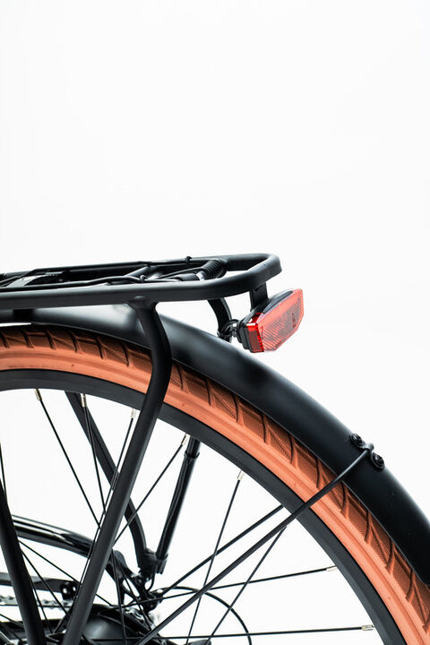 Plymouth es tu bicicleta el&eacute;ctrica de confianza que te encantar&aacute; con velocidad, agilidad y comodidad. El cuadro elegante pero pr&aacute;ctico la convierte en una bicicleta el&eacute;ctrica adecuada para los desplazamientos por la ciudad. Viaja por la ciudad en un d&iacute;a soleado o toma las carreteras costeras para dar un paseo refrescante.