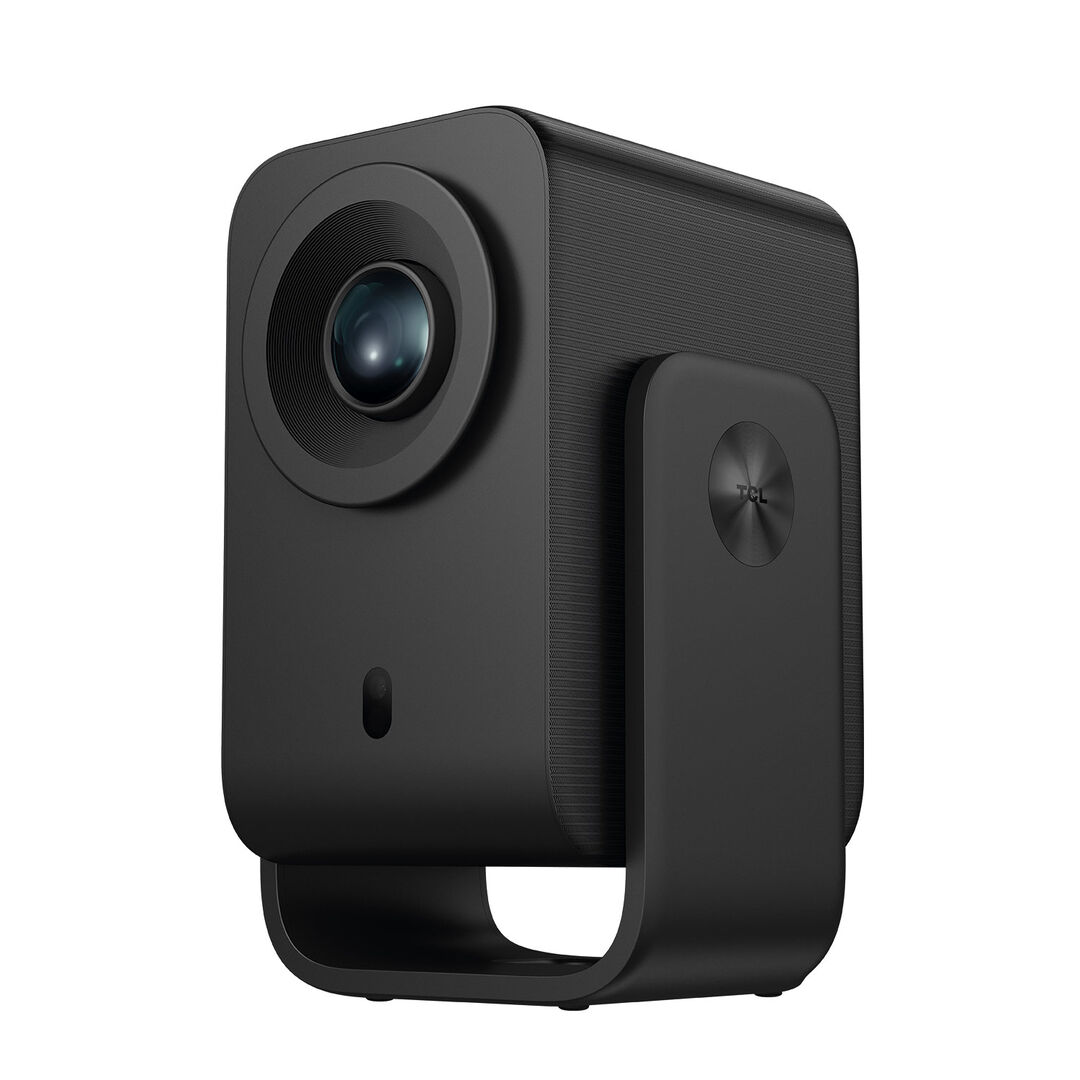 Transforma cualquier espacio en tu cine personal con el TCL Projector C1. Disfruta de una experiencia audiovisual excepcional gracias a su pantalla de 1080P FHD, 230 ISO lúmenes y una relación de contraste de 1500:1, que proyecta imágenes nítidas y vibrantes en tamaños de 40” a 120”. Compatible con contenido 4K, este proyector lleva tu entretenimiento al siguiente nivel, ofreciendo claridad y detalle impresionantes.

Con Google TV y certificación Netflix, accede a más de 10,000 aplicaciones de películas, series y contenido interactivo, incluyendo Amazon Prime Video, YouTube, Disney+ y mucho más. Su procesador MediaTek Quad-Core, 2GB de RAM y 16GB de almacenamiento aseguran un rendimiento fluido y rápido.

El TCL Projector C1 está diseñado para ser portátil y versátil. Su gimbal y asa integrada permiten ajustar el ángulo de proyección fácilmente, mientras que la tecnología inteligente incluye Auto Focus, Auto Keystone, Auto Screen-Fit y detección de obstáculos, adaptando automáticamente la imagen a cualquier entorno en segundos.

Disfruta de un sonido envolvente con altavoz de 8W y Dolby Audio, mientras proyectas tus películas favoritas con calidad de cine. Compatible con Chromecast y Airplay, conecta tu smartphone o tablet de manera sencilla. Con interfaz HDMI 2.1, USB 2.0, audio de 3.5mm, Wi-Fi dual 2.4/5G y Bluetooth 5.1, la conectividad nunca será un problema.

Diseñado para durar, su LED tiene una vida útil de 10,000 horas y funciona silenciosamente con menos de 30 dB de ruido a 1 metro, consumiendo solo 65W. Compacto, elegante y potente, el TCL Projector C1 es la elección perfecta para quienes buscan entretenimiento de alta calidad en cualquier espacio.

Incluye: cable de alimentación, control remoto con pilas y manual de usuario.