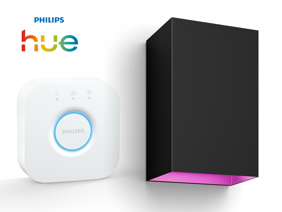 El conjunto incluye un kit de inicio Philips Hue Lightstrip Plus de 2 metros y el Philips Hue Bridge. Con la tira de luces, puedes crear ambientes &uacute;nicos en cualquier espacio, ya sea detr&aacute;s de tu televisor, debajo de un sof&aacute; o en una estanter&iacute;a, gracias a su flexibilidad y capacidad para mostrar una amplia gama de colores.

El Hue Bridge, el cerebro de tu sistema de iluminaci&oacute;n inteligente, te permite controlar las luces a distancia, sincronizarlas con m&uacute;sica y pel&iacute;culas, y programar rutinas para que se adapten a tu d&iacute;a a d&iacute;a. Es la combinaci&oacute;n perfecta para empezar a disfrutar de una experiencia de iluminaci&oacute;n totalmente personalizada y envolvente.