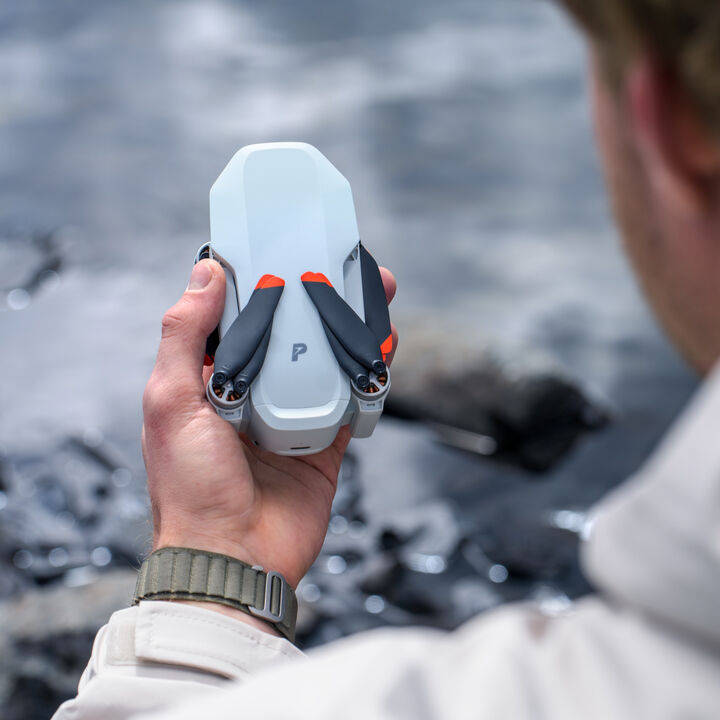 Drone plegable con c&aacute;mara 8K para fotos y video 4K HDR, sensor Sony de 1/2", transmisi&oacute;n de 10 km, seguimiento por IA y disparo vertical optimizado para redes sociales