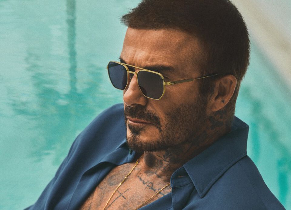 Gafas de sol by David Beckham con montura en metal, un icono de estilo de notas cautivadoras. Unos aros geom&eacute;tricos y un frente de doble puente definen la est&eacute;tica, mientras que l&iacute;neas grabadas meticulosamente crean un contraste elevado con el ic&oacute;nico Talism&aacute;n.