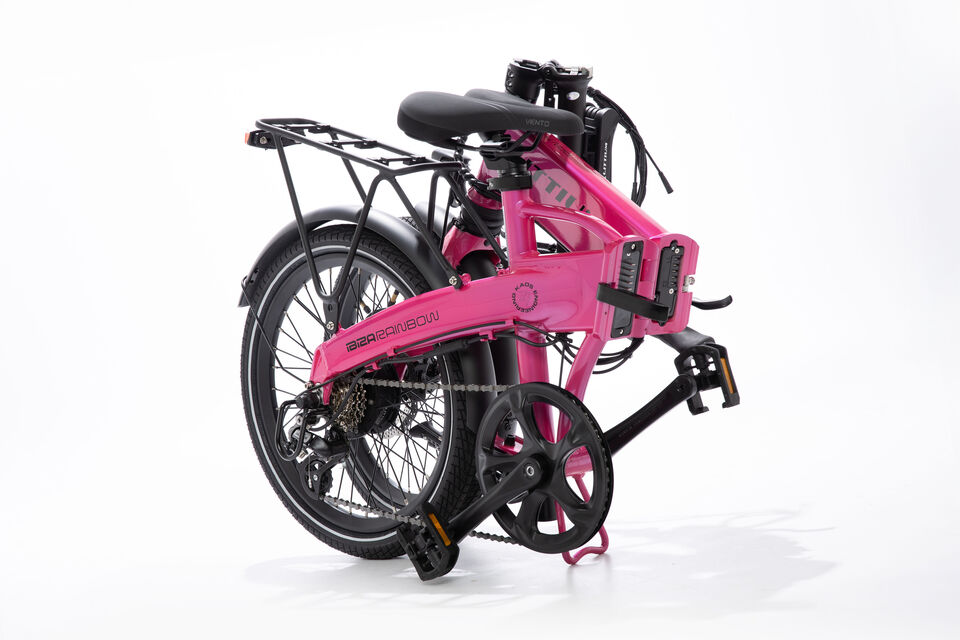 <p class="p3">Bicicleta el&eacute;ctrica urbana plegable equipada con un motor brushless de asistencia al pedaleo hasta 25km/h, con ruedas de <span class="s1">2</span>0"<span class="s2">.</span></p>
<p class="p5">Recomendada para un uso urbano e interurbano, de oc<span class="s3">i</span>o, de paseo, uso tur&iacute;stico y como medio de transporte.</p>
<p class="p7">Al ser plegable su uso diario permite transportarla con mayor facilidad y combinarla con transporte p&uacute;blico<span class="s4">: </span>l&iacute;neas de autobus urbano e interurbano, cercan&iacute;as, etc.</p>
<p class="p8">Dirigida a los m&aacute;s urbanitas, con sentido pr&aacute;ctico y preopaci&oacute;n por el medio ambiente y la salud.</p>
<p class="p8"></p>
<p class="p8"><strong>ESPECIFICACIONES T&Eacute;CNICAS:</strong></p>
<p class="p8"><strong>CUADRO</strong></p>
<p>Cuadro plegable y componentes construidos en aluminio ligero Al6061. Robustez m&aacute;xima y peso reducido. La bater&iacute;a queda oculta dentro del cuadro. Cierre de seguridad en la parte inferior para bloquear la apertura.</p>
<p><strong>MOTOR</strong></p>
<p>Brushless by Littium de 250W y 55Nm, la m&aacute;xima potencia permitida por la normativa europea EN15194 para bicicletas el&eacute;ctricas. Sin escobillas ni rozamiento. Sin calentamiento ni desgaste. Certificado estanqueidad IP63.</p>
<p><strong>BATER&Iacute;A</strong></p>
<p>Bater&iacute;a Samsung extra&iacute;ble de LI-ION de litio 36V de 10.4Ah hasta 70km de autonom&iacute;a y hasta 100km con bateria de 14Ah y una vida &uacute;til de entre 700 y 1.000 ciclos de carga.</p>
<p><strong>DISPLAY</strong></p>
<p>Pantalla TFT 2,2" full color.</p>
<p><strong>CARGADOR</strong></p>
<p>Carga ultrarr&aacute;pida en 4,5 horas</p>
<p><strong>RUEDAS</strong></p>
<p>Llantas reforzadas de 20&rdquo; y neum&aacute;ticos Kenda 20&rdquo; x 1.95 con banda reflectante.</p>
<p><strong>FRENOS</strong></p>
<p>Frenos hidr&aacute;ulicos ZOOM</p>
<p><strong>CAMBIO</strong></p>
<p>Shimano 7 velocidades REVO SHIFT con patilla Shimano altus + protector</p>
<p><strong>SUSPENSI&Oacute;N</strong></p>
<p>Amortiguador delantero ZOOM, absorbe las irregularidades del terreno.</p>
<p><strong>SILL&Iacute;N</strong></p>
<p>Ergon&oacute;mico Selle Royal unisex modelo Viento.</p>
<p><strong>EQUIPAMIENTO</strong></p>
<ul>
<li>Portabultos trasero MIK de aluminio.</li>
<li>Incorpora guardabarros, luces LED y timbre.</li>
<li>Incluye candado seguridad nivel 8 y cerradura antirrobo en la bater&iacute;a.</li>
<li>Cintas de velcro para la sujeci&oacute;n del cuadro y manillar plegado.</li>
<li>Pedales.</li>
<li>Multiherramienta.</li>
<li>Dos llaves seguridad bater&iacute;a.</li>
<li>Bolsita con manual + llavero + certificaci&oacute;n.</li>
</ul>
<p><strong>MEDIDAS Y PESO</strong></p>
<ul>
<li>Configurable para todo tipo de usuarios desde 1,50m a 2m</li>
<li>Tama&ntilde;o: 156cm x 64cm x 114cm</li>
<li>Tama&ntilde;o plegada: 91cm x 75cm x 38cm</li>
<li>Peso: 21kg</li>
</ul>
<p><strong>Servicio t&eacute;cnico propio con asistencia puerta a puerta.</strong></p>
<p class="p8"></p>