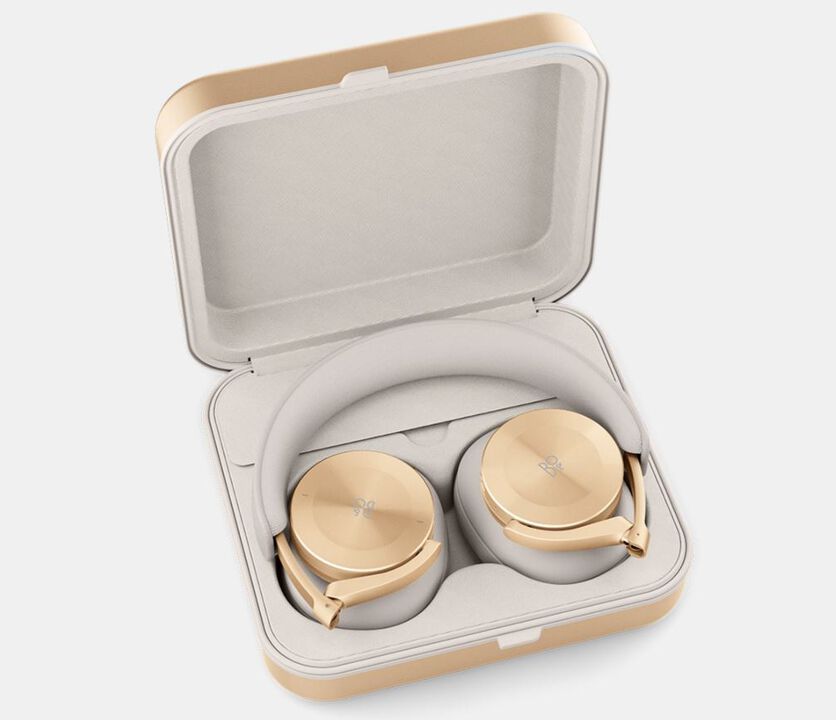 Auriculares premium over-ear Beoplay H95 Gold Tone con sonido de alta precisi&oacute;n, drivers de titanio de 40 mm y cancelaci&oacute;n activa de ruido adaptable con 5 niveles. Un dise&ntilde;o de lujo de Bang & Olufsen que combina artesan&iacute;a, comodidad y una experiencia de escucha excepcional en cualquier entorno.