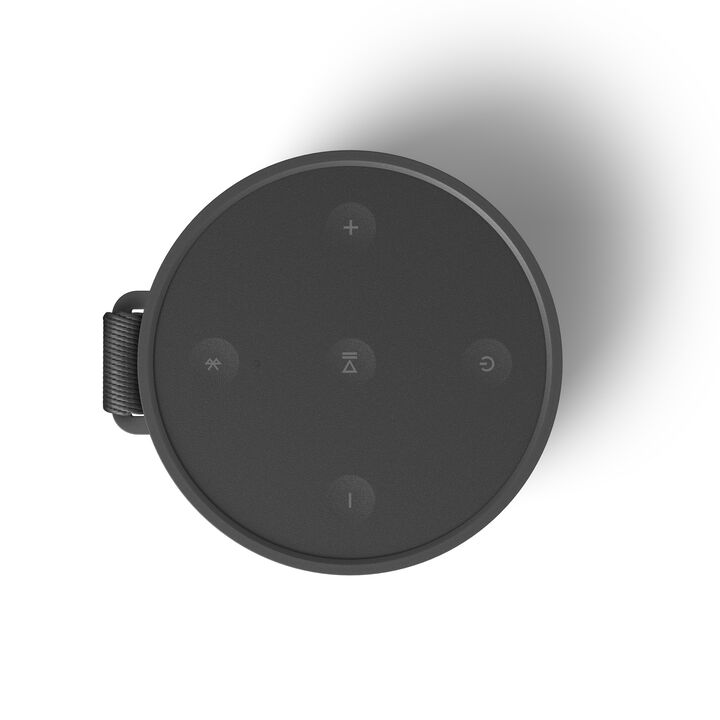 Beosound Explore &ndash; Altavoz Bluetooth para exteriores
Altavoz port&aacute;til, robusto y resistente, dise&ntilde;ado para acompa&ntilde;arte en cualquier aventura. Cuenta con carcasa de aluminio anodizado resistente a ara&ntilde;azos y golpes, y un pr&aacute;ctico mosquet&oacute;n integrado para engancharlo f&aacute;cilmente a tu mochila o cintur&oacute;n. Dise&ntilde;ado y fabricado en Dinamarca, combina durabilidad, dise&ntilde;o premium y sonido potente para llevar la m&uacute;sica a todas partes.