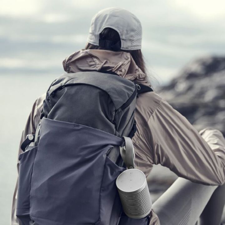 Beosound Explore &ndash; Altavoz Bluetooth para exteriores
Altavoz port&aacute;til dise&ntilde;ado para la aventura, con m&aacute;xima resistencia y gran versatilidad. Su carcasa de aluminio anodizado protege frente a golpes y ara&ntilde;azos, mientras que el mosquet&oacute;n integrado permite engancharlo f&aacute;cilmente a la mochila o al cintur&oacute;n. Fabricado en Dinamarca, combina dise&ntilde;o premium, durabilidad y sonido potente para acompa&ntilde;arte en cualquier lugar.