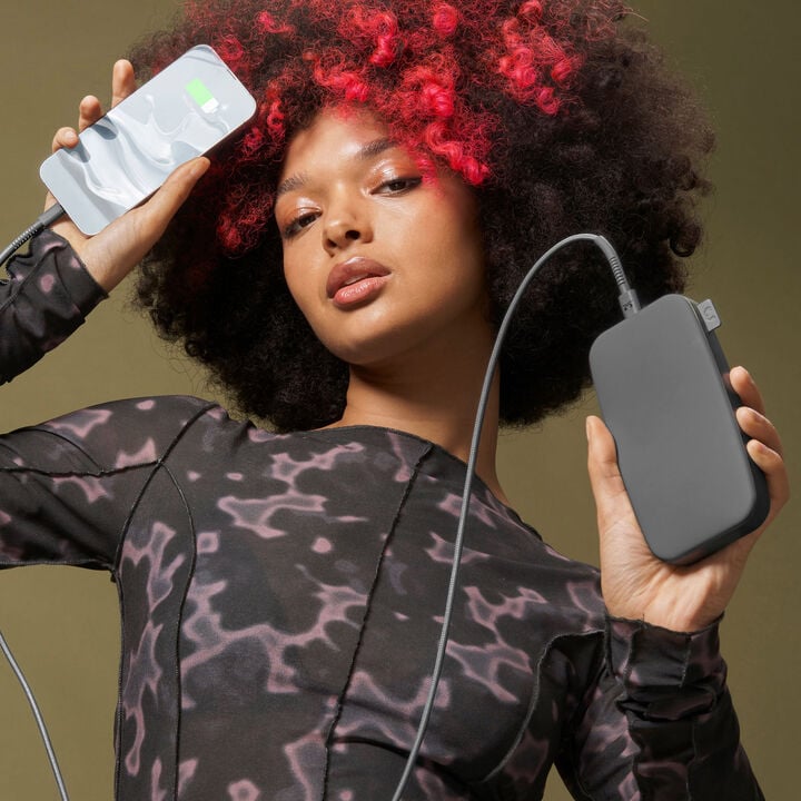 Nuestros últimos Powerbanks tienen un diseño suave y, gracias a la función de carga rápida, son más rápidos que nunca. Con 20W Power Delivery sus dispositivos estarán listos para funcionar antes de que se de cuenta. El Powerbank 18000 mAh puede cargar su teléfono hasta 6 veces y su tablet hasta 3 veces. 
· Carga ultrarrápida con suministro de energía de 20 W 
· Carga hasta el 50% en 30 min 
· 6 características de seguridad 
· Aprobado para avión Nuestros últimos Powerbanks tienen un diseño suave y, gracias a la función de carga rápida, son más rápidos que nunca. Con 20W Power Delivery sus dispositivos estarán listos para funcionar antes de que se de cuenta. El Powerbank 18000 mAh puede cargar su teléfono hasta 6 veces y su tablet hasta 3 veces. 
· Carga ultrarrápida con suministro de energía de 20 W 
· Carga hasta el 50% en 30 min 
· 6 características de seguridad 
· Aprobado para avión