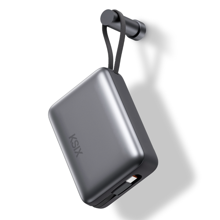 La power bank KSIX de 20.000 mAh es la opci&oacute;n ideal para aquellos que necesitan una carga potente y eficiente en cualquier momento. Con una potencia de salida de hasta 22,5 W y compatibilidad con la tecnolog&iacute;a de carga r&aacute;pida Power Delivery 3.0, garantiza una carga veloz y segura para smartphones, tablets y otros dispositivos. Su dise&ntilde;o incorpora cables USB-C y Lightning integrados, eliminando la necesidad de llevar cables adicionales.
