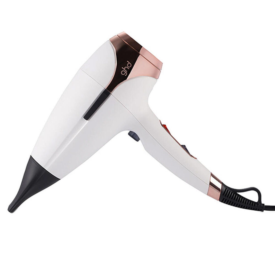 Revoluciona tu rutina diaria de peinado con el secador profesional ghd helios blanco. Consigue m&aacute;s brillo a la vez que reduces dr&aacute;sticamente el tiempo de secado.