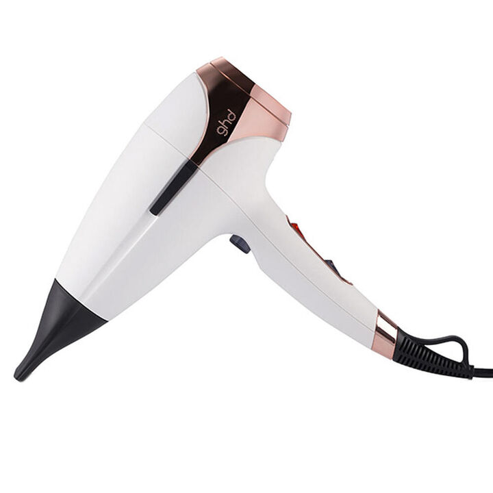 Revoluciona tu rutina diaria de peinado con el secador profesional ghd helios blanco. Consigue m&aacute;s brillo a la vez que reduces dr&aacute;sticamente el tiempo de secado.