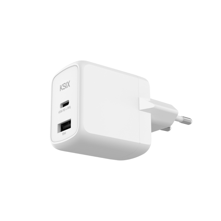 Disfruta de tu d&iacute;a a d&iacute;a en casa o en la oficina con la carga m&aacute;s avanzada para tus dispositivos gracias a este pack KSIX, que incluye un Cargador de red KSIX 45W GaN con Power Delivery y PPS + Cable de carga y datos KSIX 240W con cabezales plegables + Soporte de escritorio KSIX para m&oacute;vil, tablet y smartwatch.