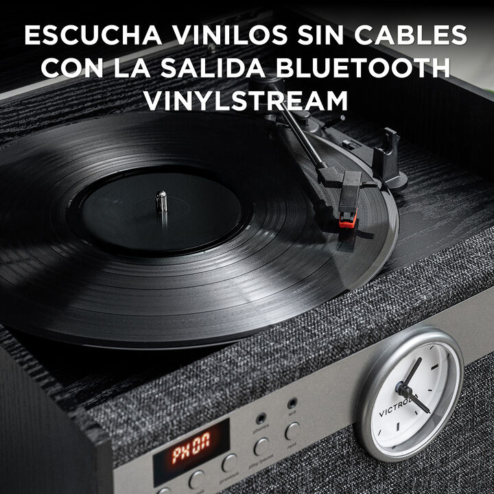 Elegancia de mediados de siglo
El tocadiscos Bluetooth&reg; Vincrola Century Signature+ aporta un elegante dise&ntilde;o de mediados de siglo al centro de m&uacute;sica todo en uno.
El Century Signature+ cuenta con un tocadiscos de 3 velocidades accionado por correa, que puede reproducir cualquiera de sus discos favoritos a trav&eacute;s de sus altavoces est&eacute;reo incorporados. Saque la colecci&oacute;n de CD para el reproductor de CD de Century o reproduzca sus cintas antiguas con la funci&oacute;n de casete.
La conectividad Bluetooth le permite reproducir m&uacute;sica desde su dispositivo inteligente o transmitir su vinilo a cualquier altavoz Bluetooth externo con tecnolog&iacute;a Vinyl Stream.

&iquest;Qu&eacute; es 6 en 1?
&iexcl;6 formas de escuchar en 1 sistema de m&uacute;sica! Escucha tus canciones favoritas a trav&eacute;s de:
1. Tocadiscos
2. Reproductor de CD
3. Reproductor de casetes
4. Reproductor de entrada auxiliar
5. Entrada Bluetooth
6. Salida Bluetooth (VinylStream)