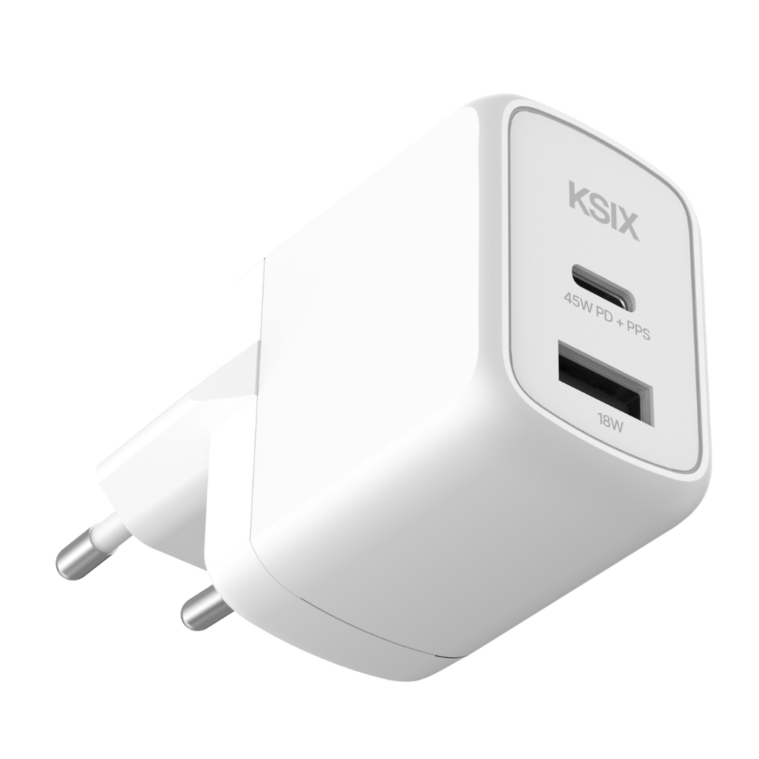 M&aacute;s potencia, m&aacute;s velocidad y m&aacute;s eficiencia. El cargador KSIX de 45W es la soluci&oacute;n definitiva para una carga r&aacute;pida, inteligente y segura. Gracias a sus tecnolog&iacute;as Power Delivery 3.0 (PD), PPS y GaN, podr&aacute;s cargar smartphones, tablets, ordenadores port&aacute;tiles y m&aacute;s en menos tiempo y sin sobrecalentamientos. Su dise&ntilde;o compacto y materiales reciclados certificados (GRS) lo convierten en un accesorio sostenible e imprescindible.