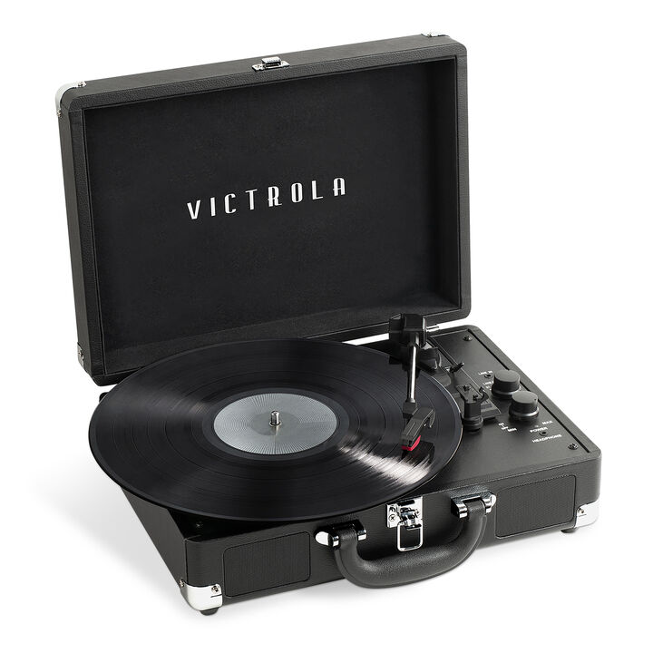 El tocadiscos Bluetooth Journey+ de Victrola combina el dise&ntilde;o cl&aacute;sico de la plataforma giratoria port&aacute;til con un mont&oacute;n de caracter&iacute;sticas nuevas. La conectividad Bluetooth dual le permite transmitir sus discos de vinilo favoritos a cualquier altavoz Bluetooth externo, o transmitir msica desde un dispositivo inteligente a trav&eacute;s de los altavoces est&eacute;reo incorporados, para que pueda hacer realmente suya su experiencia auditiva. El tocadiscos de 3 velocidades reproduce todos los discos de 33 1/3, 45 y 78 RPM, o conecta tu par de auriculares favoritos. El Journey+ est&aacute; equipado con un asa f&aacute;cil de transportar, y su dise&ntilde;o port&aacute;til significa que puedes llevar tus canciones a donde sea, para tener recuerdos musicales duraderos dondequiera que est&eacute;s. &iexcl;Incluye un soporte para discos Victrola Bridge a juego para un f&aacute;cil almacenamiento de vinilo!