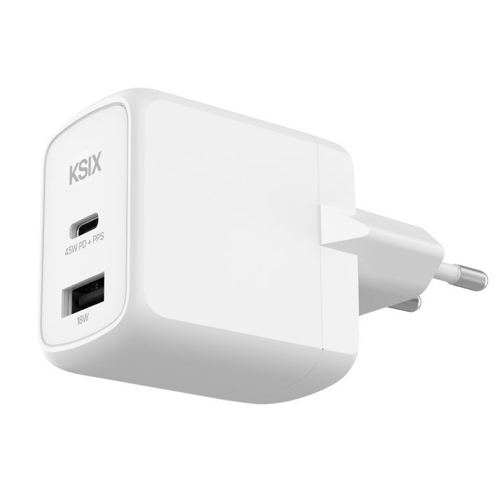 <p>El pack KSIX para iPhone Air re&uacute;ne tres accesorios esenciales para proteger y cargar tu smartphone en cualquier momento del d&iacute;a. Incluye una funda transparente Flex MagCharge compatible con carga magn&eacute;tica, un cargador GaN de 45W con carga r&aacute;pida y un cargador inal&aacute;mbrico 3en1 plegable compatible con MagSafe&reg; para iPhone&reg;, Apple&reg; Watch y AirPods. Una soluci&oacute;n pr&aacute;ctica pensada para mantener todo tu ecosistema cargado y protegido tanto en casa como en la oficina o durante tus viajes.</p>